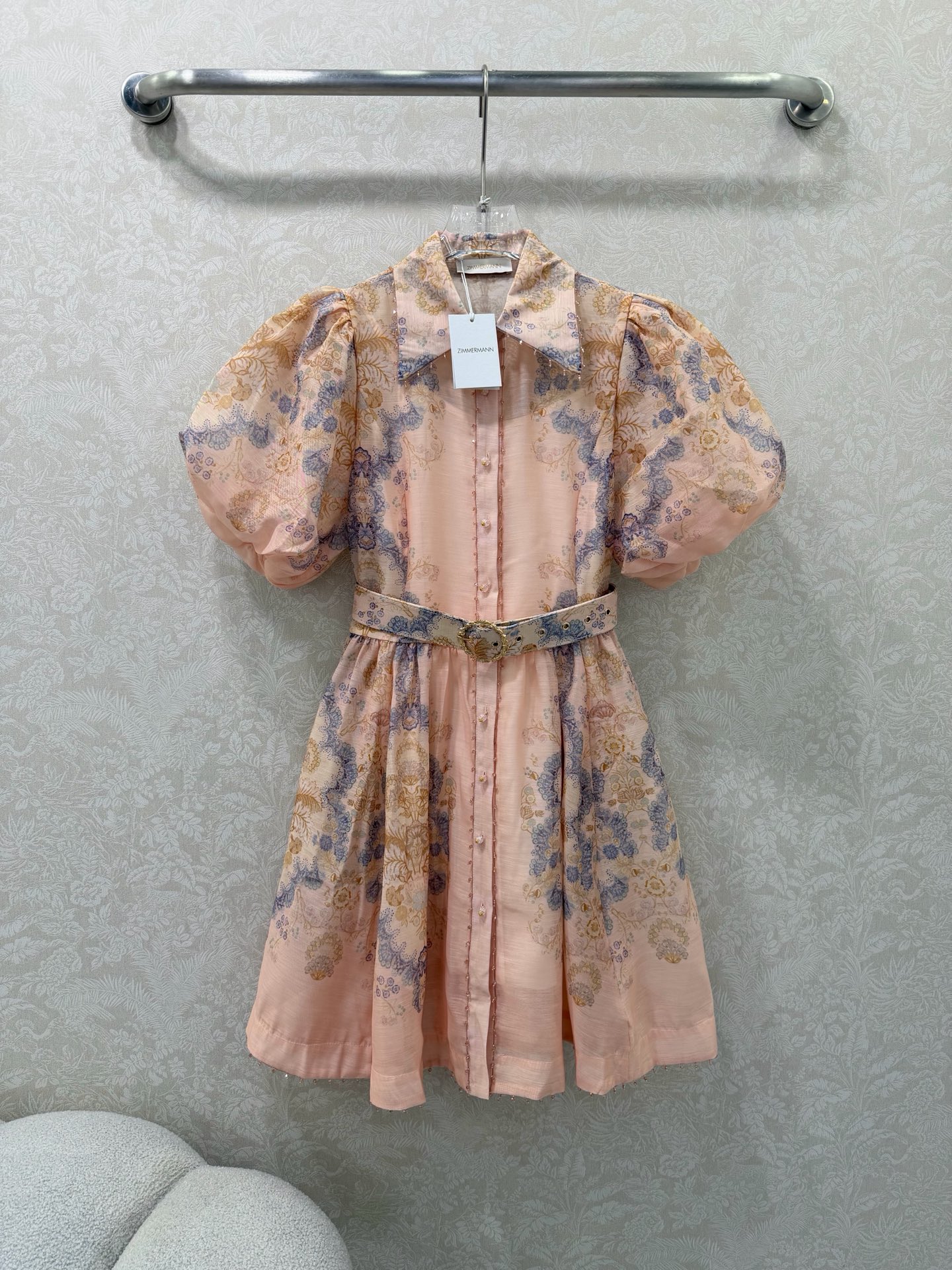 NO:744761,Zimmerman* Zimmerman 26 new flower bud short-sleeved waist dress is made of linen fabric, with single-breasted lapel design. Customized hardware and princess puff sleeves decorated with small round beads. The whole piece is floral printed. The hem is oversized and the loose wide skirt is cut to show a sense of vitality and fashion. 3 colors and 4 codes SMLXL B, Zimmerman-clothing, skirts, T-shirt,19860909Zimmerman*兹默曼26新款花苞短袖收腰连衣裙 选用亚麻面料制成,翻领单排扣设计 定制五金和公主泡泡袖并饰以小圆珠装饰 整件花卉印花 下摆超大摆宽松的阔裙摆剪裁,展现活力时尚感.3色4码SMLXL B,兹默曼-服装,skirts,T-shirt,,Women's clothing