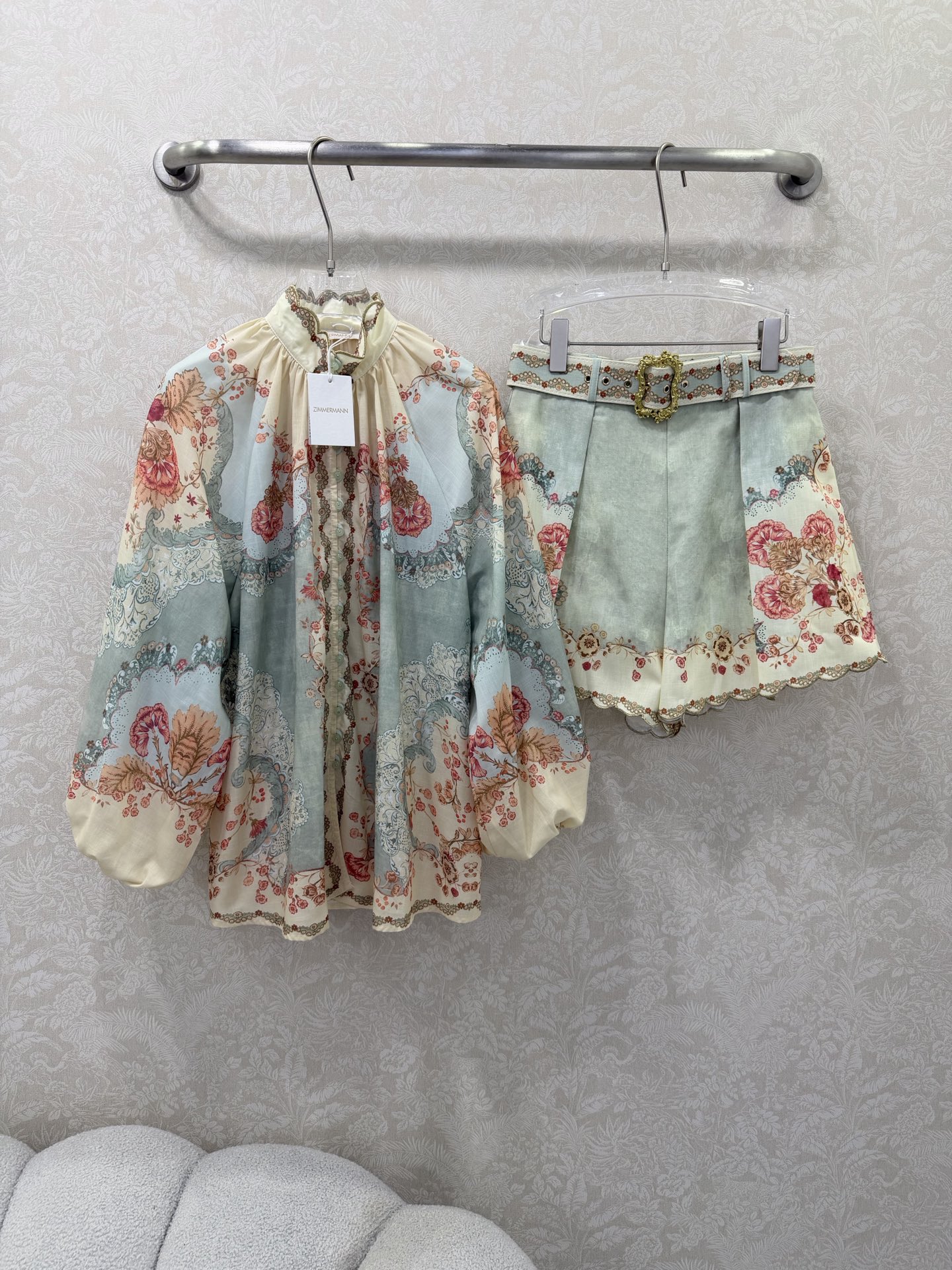 NO:744767,ZIMMERMA*26 new retro printed lantern sleeve top + high-waisted belt shorts suit, focusing on French romance and holiday atmosphere, is an iconic item with sweet and light luxury style. The bottoms are high-waisted A-line shorts with a heavy-carved belt, wavy lace at the trouser legs, and a flowing skirt that covers the flesh, perfectly matching the top printing  Ying. The retro floral print in Morandi color, the whole is gentle, the high collar and lantern sleeves have a royal feel, cover the flesh and make you look slimmer, the high-waisted shorts + carved belt directly stretch the waistline, and the wavy lace details are perfect. It is very photogenic when taking pictures on vacation in the spring, and it is also super sweet when you wear it on a date. You don’t need to match it when going out, and it is very practical!  Solid color size 4 SMLXLB, Zimmerman-clothing, skirts, shorts,19860909ZIMMERMA*26新款复古印花灯笼袖上衣+高腰腰带短裤套装,主打法式浪漫与度假氛围感,是甜美轻奢风的标志性单品.下装高腰A字短裤搭配重工雕花腰带,裤脚波浪花边,裙摆飘逸遮肉,与上衣印花完美呼应.莫兰迪色系的复古花卉印花,一整个温柔住了高领灯笼袖自带宫廷感,遮肉又显瘦,高腰短裤+雕花腰带直接拉满腰线,波浪花边细节满分.春天度假拍照超上镜,约会穿也甜度超标,一套出门无需搭配,实用性拉满！单色4码SMLXLB,兹默曼-服装,skirts,shorts,,Women's clothing