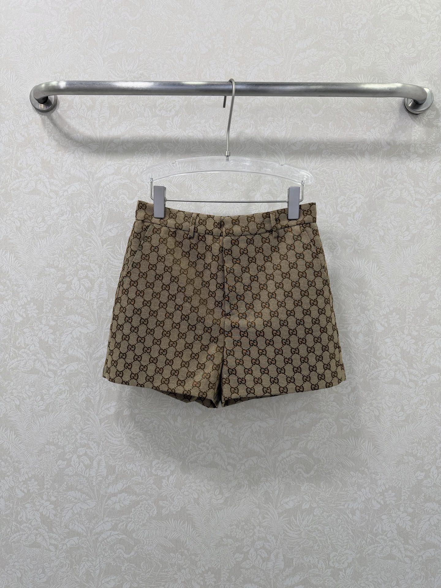 NO:744506,GUCC*26 new classic GG presbyopia all-over printed jacquard shorts, the G family’s iconic retro symbol, a timeless classic!  The iconic GG presbyopia jacquard has a high-end feel that can be recognized at a glance. It is highly recognizable and has a light and luxurious texture. The high-waisted A-line shorts are designed with buttons on the placket. They are equipped with practical pockets on both sides. The pants are moderate in length, which can effectively modify the crotch and leg lines, making you look taller and slimmer. Made of jacquard canvas/blended fabric, it is stiff and stylish, not easy to deform, has both wear resistance and drape, and is grand!  Single color size 3 SML, Gucci-clothing, gucci, gucci, gucci, shorts,19860909GUCC*26新款经典GG老花满印提花短裤 G家标志性的复古符号,永不过时的经典！标志性的GG老花提花,一眼就能认出的高级感.辨识度极高,自带轻奢质感.高腰A字短裤版型,门襟为纽扣设计,两侧配有实用插袋,裤长适中,能有效修饰胯部与腿部线条,显高显瘦.采用提花帆布/混纺面料,挺括有型,不易变形,兼具耐磨与垂坠感,大气！ 单色3码SML,古驰-服装,gucci,gucci,gucci,shorts,,Women's clothing