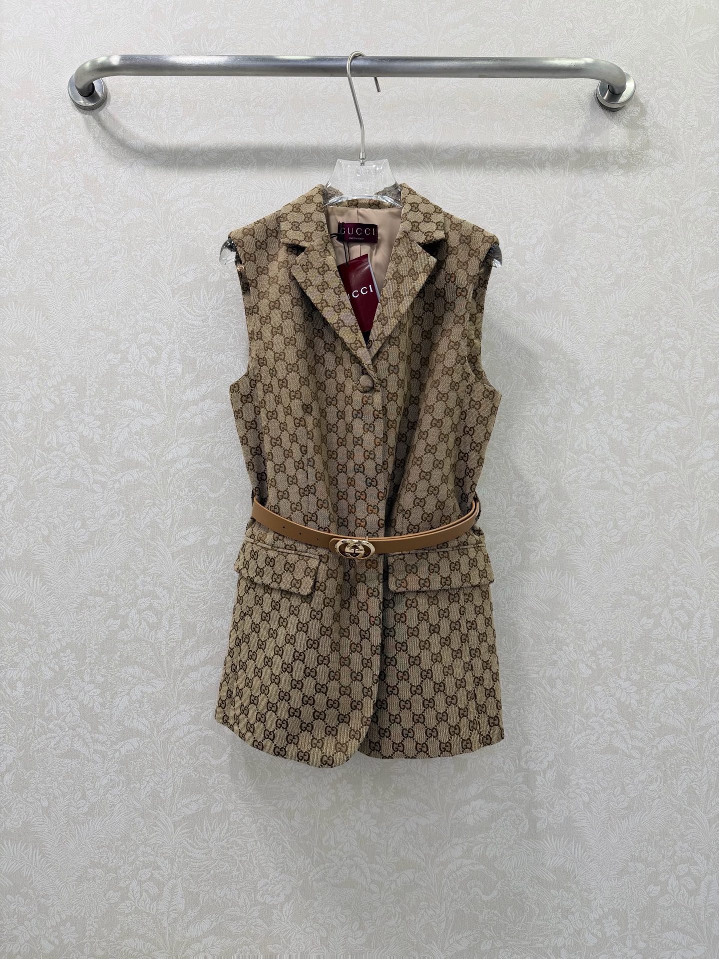 NO:744488,GUCC*26 new classic GG presbyopic all-over printed jacquard vest jacket. The iconic retro symbol of the G family, a timeless classic!  The iconic GG presbyopia jacquard has a high-end feel that can be recognized at a glance. It is highly recognizable and has a light and luxurious texture. The sleeveless suit vest version, lapel + single-breasted + double patch pocket design is neat and capable. It is matched with the same brand belt to tighten the waist, perfectly outline the waistline, and optimize the body proportion. Made of jacquard canvas/blend fabric, it is stiff and stylish, not easy to deform, has both wear resistance and drape, and is grand!  Solid color size 3 SML, Gucci-clothing, gucci, gucci, gucci, jackets & coats, business suit,19860909GUCC*26新款经典GG老花满印提花马甲外套 G家标志性的复古符号,永不过时的经典！标志性的GG老花提花,一眼就能认出的高级感.辨识度极高,自带轻奢质感. 无袖西装马甲版型,翻领+单排扣+双贴袋设计 利落干练 搭配同品牌腰带收腰,完美勾勒腰线,优化身材比例.采用提花帆布/混纺面料,挺括有型,不易变形,兼具耐磨与垂坠感,大气！单色3码SML,古驰-服装,gucci,gucci,gucci,jackets & coats,business suit,,Women's clothing