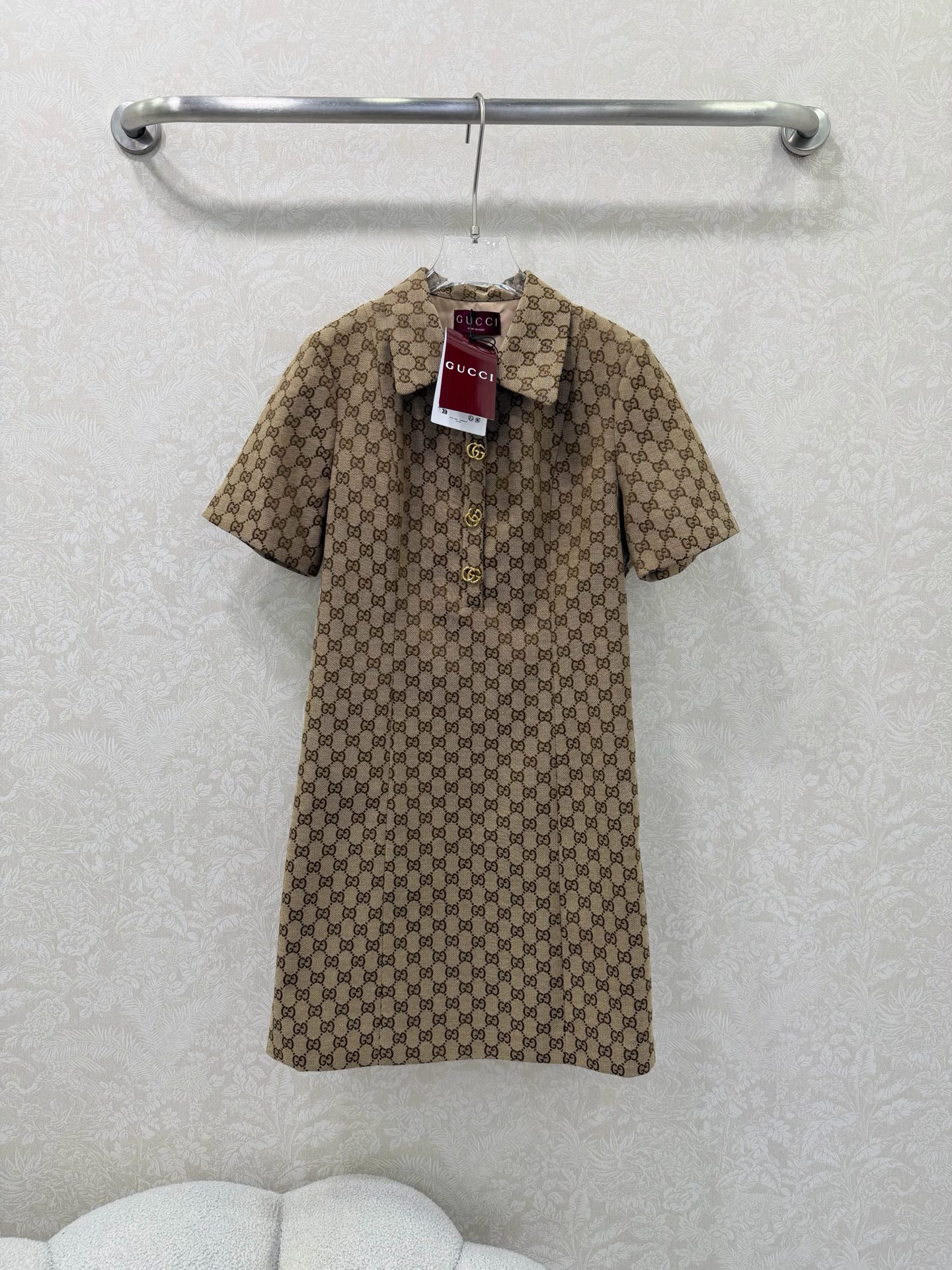 NO:744494,GUCC*26 new classic GG presbyopia all-over printed jacquard short-sleeved dress. The G family’s iconic retro symbol, a timeless classic!  The iconic GG presbyopia jacquard has a high-end feel that can be recognized at a glance. It is highly recognizable and has a light and luxurious texture. It has a lapel + short sleeves + half placket design, and the placket is equipped with a golden double G metal buckle. The straight and slightly A-line skirt is not picky and is friendly to all body shapes. The length is in the middle of the thigh, neat and long-legged. Made of jacquard canvas/blend fabric, it is stiff and stylish, not easy to deform, has both wear resistance and drape, and is grand!  Single color size 3 SML, Gucci-clothing, gucci, gucci, gucci, skirts, T-shirt,19860909GUCC*26新款经典GG老花满印提花短袖连衣裙 G家标志性的复古符号,永不过时的经典！标志性的GG老花提花,一眼就能认出的高级感.辨识度极高,自带轻奢质感.翻领+短袖+半开襟设计,门襟搭配金色双G金属扣,直筒微A字裙型,不挑身材,对各种身形都很友好,长度在大腿中部,利落又显腿长.采用提花帆布/混纺面料,挺括有型,不易变形,兼具耐磨与垂坠感,大气！ 单色3码SML,古驰-服装,gucci,gucci,gucci,skirts,T-shirt,,Women's clothing