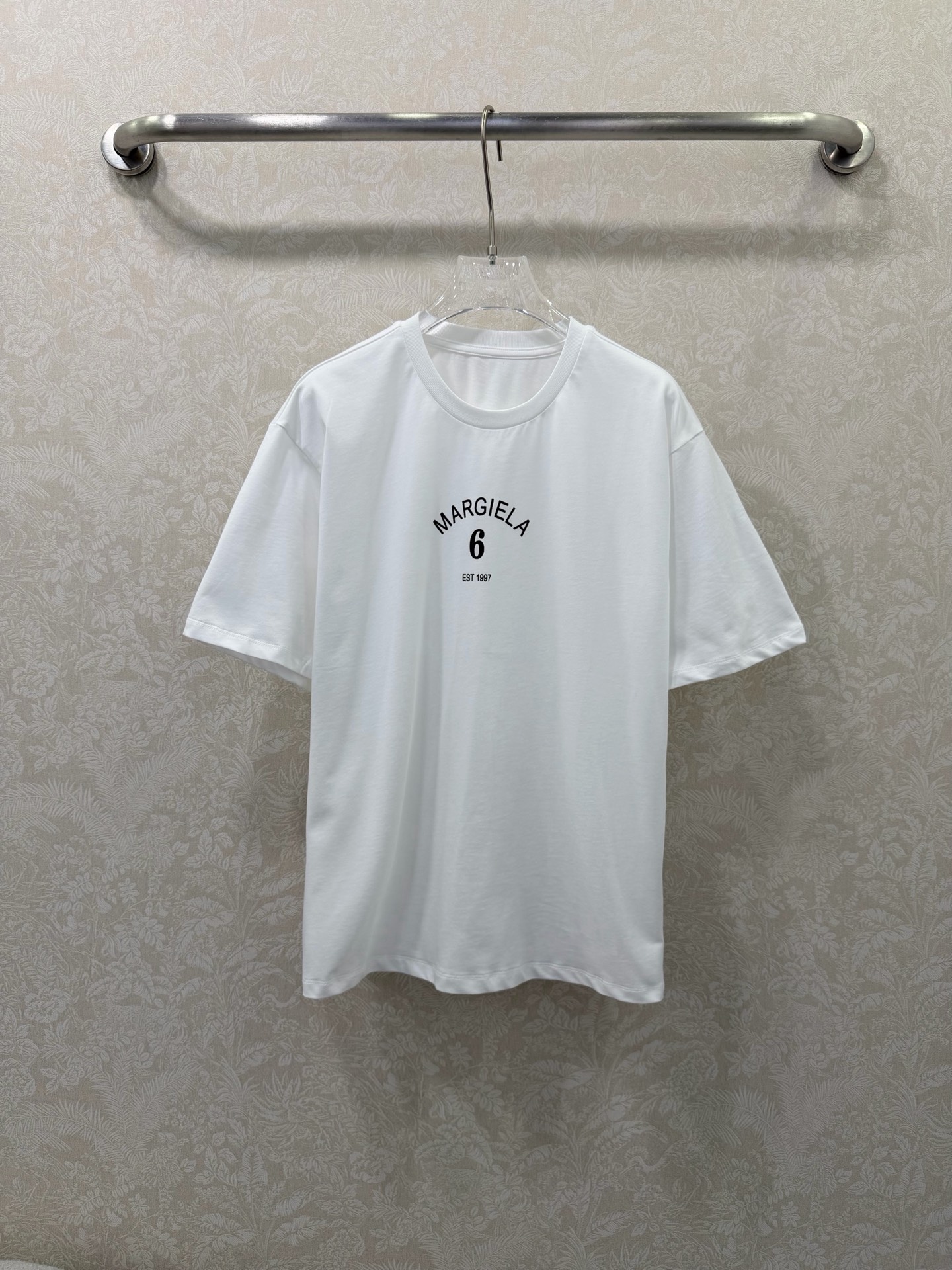 NO:744483,Maison Margiel* 26 new short-sleeved T-shirt. Minimalist curved letter print, with a sense of luxury, low-key and recognizable. Matched with the numbers '6' and 'EST'  1997' is the minimalist style symbol of the brand's secondary line. It is highly recognizable and low-key and high-end. The loose shoulder cut is not flattering, covers the flesh and makes you look slimmer. It can also be worn by small people to look lazy. The classic round neck design is versatile and looks good when worn alone or layered. It is both comfortable and fashionable.  . Combed cotton fabric, skin-friendly and breathable, soft to the touch, not easy to deform, suitable for daily wear in spring and summer. Classic black and white, versatile, can meet the needs of different dressing styles. 2 colors and 3 codes SML, women's clothing, T-shirt, tees, t-shirt,19860909Maison Margiel* 26新款短袖T恤 极简的弧形字母印花,自带高级感,低调又有辨识度.搭配数字「6」与「EST 1997」字样,是品牌副线的极简风符号,辨识度高且低调高级.宽松落肩剪裁,不挑身材,遮肉显瘦,小个子也能穿出慵懒感.经典圆领设计,百搭不挑人,单穿叠穿都好看.兼具舒适感与时髦感.精梳棉面料,亲肤透气,手感柔软,不易变形,适合春夏日常穿着.经典黑白双色,百搭不出错,可满足不同穿搭风格需求.2色3码SML,女装,T-shirt,tees，t-shirt,,Women's clothing