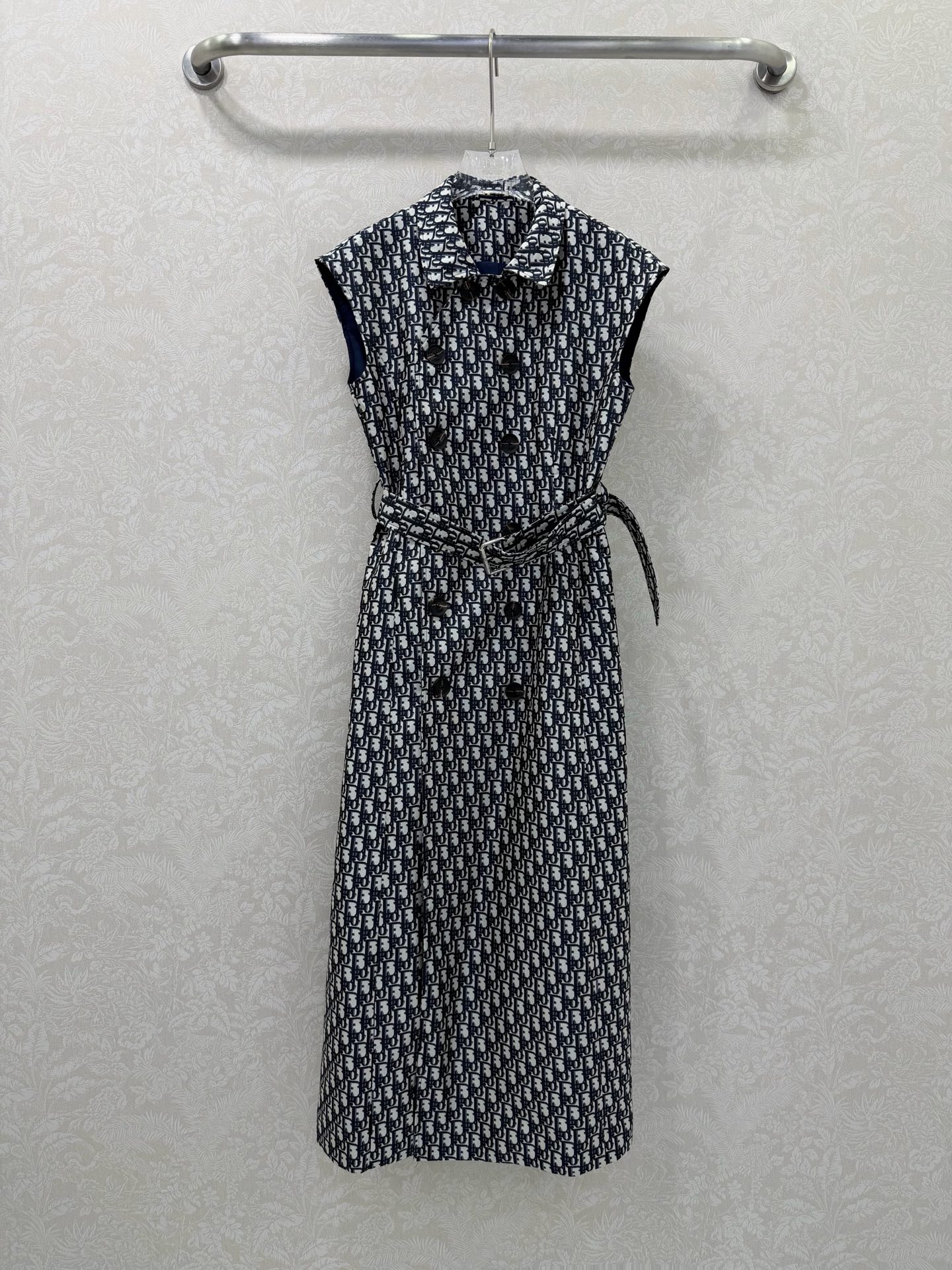 NO:744473,DIO*26 New Presbyopia Printed Sleeveless Windbreaker Dress A presbyopic long dress with a luxurious feel!  The all-over presbyopia pattern is retro and noble, and you will look like a heroine with full aura when you wear it. It adopts the classic all-over presbyopia pattern.  The black and white contrast is strong, retro and high-end, and highly recognizable. The sleeveless lapel design pays tribute to the windbreaker style, with double-breasted buttons and a belt of the same material. It can not only outline the S-shaped curve by tightening the waist, but also modify the leg shape with a straight hem, hiding the flesh. The ankle-length skirt design has its own aura, which is very suitable for commuting, formal dating or as the main style of light luxury wear. Monochrome size 3 SML, Dior-clothing, dior, dior, skirts,19860909DIO*26新款老花满印无袖风衣式连衣裙 自带豪门感的一件老花长裙！ 满印老花图案复古又显贵,穿上就是气场全开的大女主.采用经典的老花满印图案 黑白对比强烈,复古高级,极具辨识度.无袖翻领设计,致敬风衣版型,搭配双排扣与同材质腰带.既能通过收腰勾勒S型曲线,又能直筒下摆修饰腿型,藏肉效果一流.及踝长裙设计,自带气场,非常适合通勤、正式约会或作为轻奢穿搭的主打款.单色3码SML,迪奥-服装,dior,dior,skirts,,Women's clothing