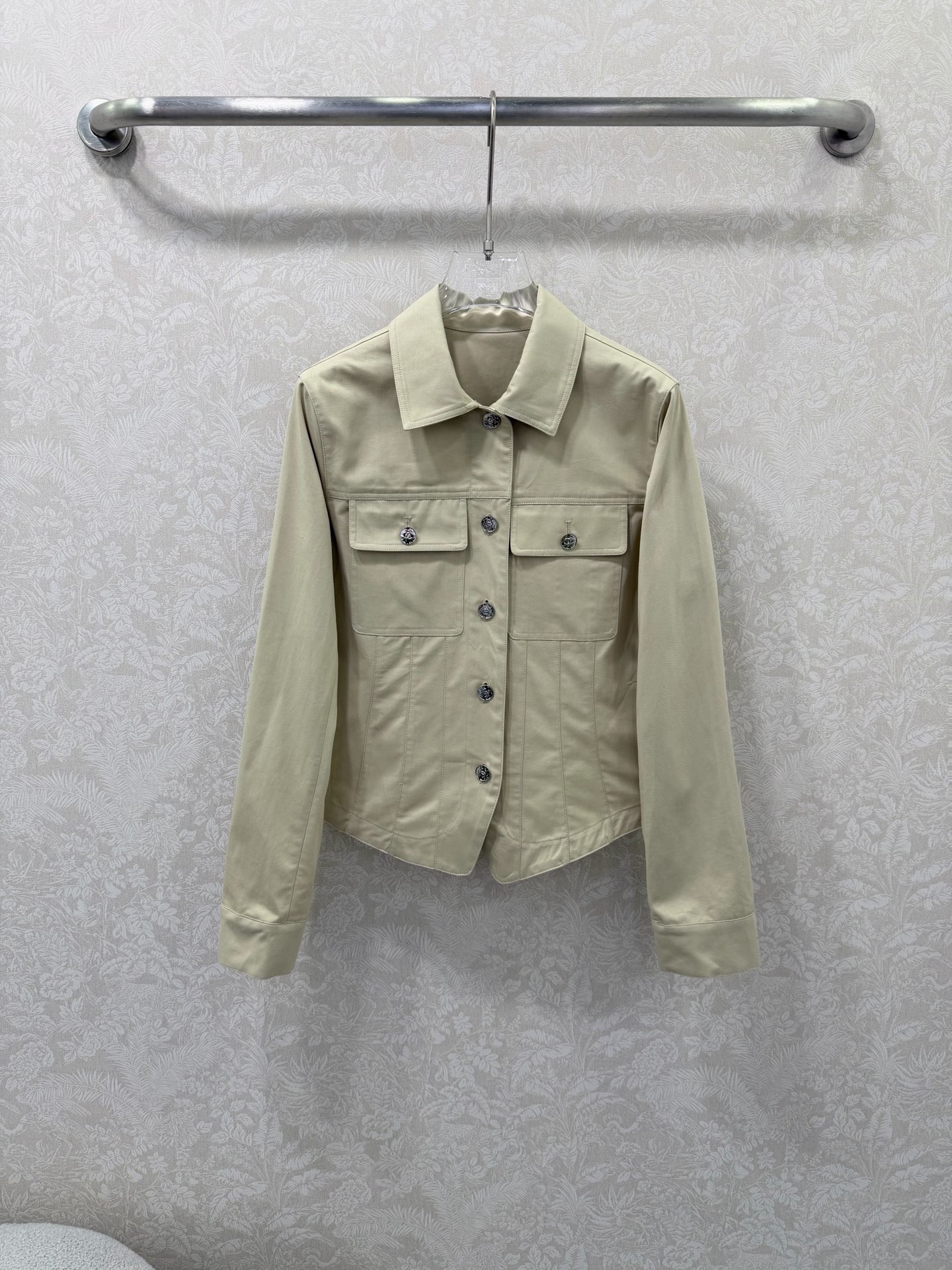 NO:744467,chan*l 26 new classic workwear style French style short shirt jacket. The apricot color has a gentle and high-end feel. It is an all-purpose style for early spring commuting and daily life. The classic lapel + double pocket design has a retro feel. The most thoughtful thing is its waist cut, which can tighten the waistline immediately when worn, and can be worn even by small people!  Customized double-C silver metal buckle with full metallic texture is used as placket decoration to enhance the sophistication. Gentle apricot tone, comes with advanced filter, yellow skin will look white even if worn!  !  Single color size 3 SML, Chanel-clothing, chanel, chanel, jackets & coats,19860909chan*l 26新款经典工装风 法式风短款衬衣外套.杏色自带温柔高级感,是早春通勤与日常的万能款.经典翻领+双口袋设计,复古感拉满.最心机的是它的收腰剪裁,穿上立马收紧腰线,小个子也能穿出比例！定制双c金属质感十足的银色金属扣作为门襟装饰,提升精致度.温柔的杏色调,自带高级滤镜,黄皮穿也巨显白！！单色3码SML,香奈儿-服装,chanel,chanel,jackets & coats,,Women's clothing