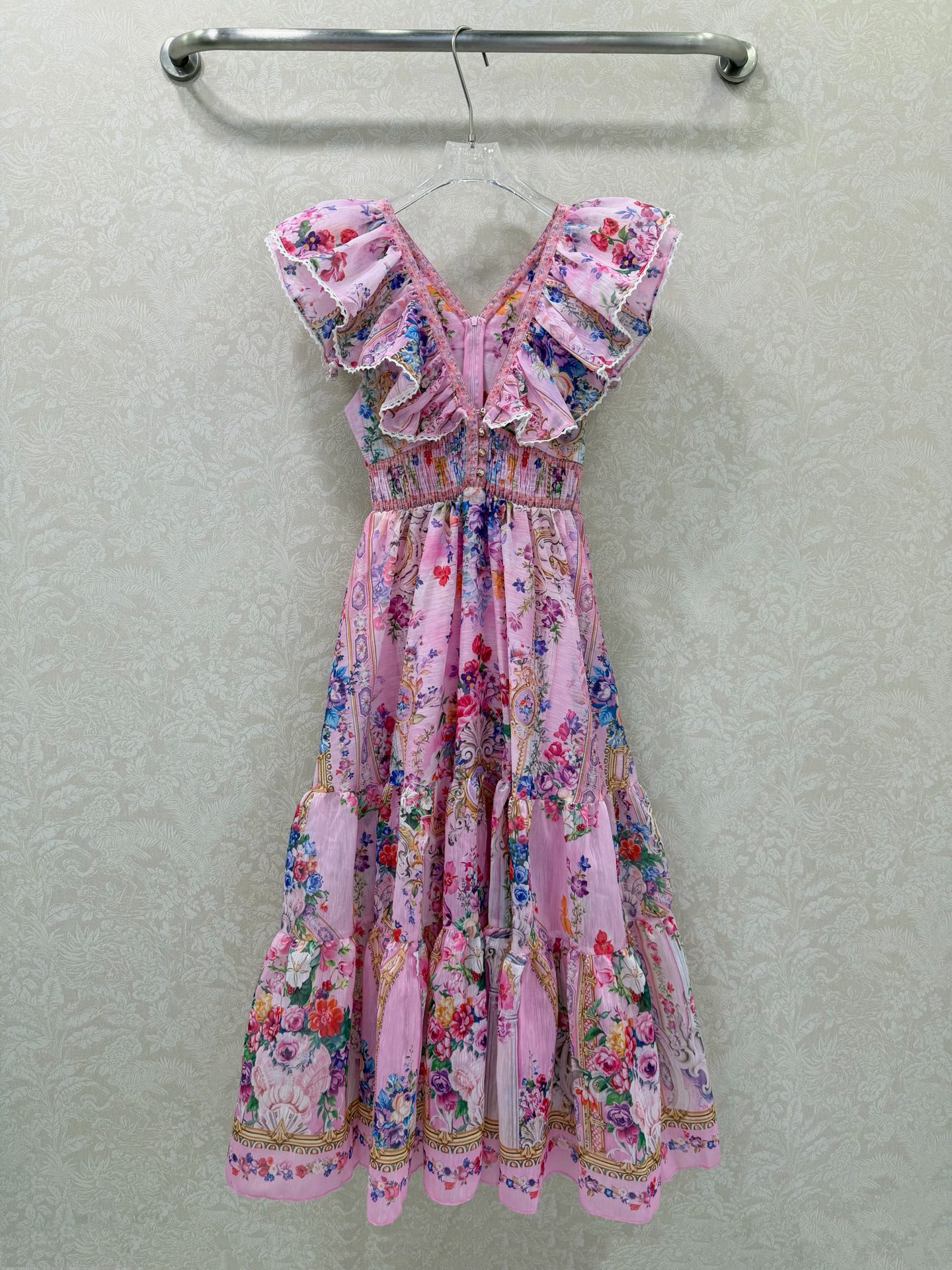 NO:744462,Camilla 26 new palace style floral flying sleeve cake dress, a style dress full of baroque retro romance (long style)  Combining gorgeous palace prints with smart tailoring, it is an elegant and girly holiday-style item with a deep V-neck + double-layered flying sleeves and ruffles. The edges are decorated with white lace and the front is embellished with metal breast buttons. It is retro and sexy. The large backless design also retains the flying sleeves and ruffle details, making it visually more light and agile, revealing the beautiful back line. The waist is designed to fit the waist.  The tummy is comfortable and not tight, and the high waistline is strengthened; the multi-layered stepped cake skirt is rich in layers and has a strong fluffy feel, making it visually appear taller and slimmer, and is very friendly to pear-shaped figures. Multi-color flowers and baroque architectural patterns are stitched and printed, full of the gorgeous atmosphere of a retro palace; the edges of the skirt are edged with gold edges + floral patterns, further enhancing the sophistication and sense of elegance when walking.  Long style 2 colors 4 sizes SMLXL, women's clothing, skirts,19860909Camilla 26新款宫廷风花卉飞袖蛋糕裙 一款充满巴洛克复古浪漫感的风连衣裙（长款） 将华丽宫廷印花与灵动剪裁结合,是兼具优雅与少女感的度假风单品深V领+双层飞袖荷叶边,边缘饰有白色蕾丝,前襟金属排扣点缀,复古又性感.大露背设计,同样保留飞袖与荷叶边细节,视觉上更显轻盈灵动,露出优美背部线条.腰部打揽设计,贴合腰腹且舒适不勒,强化高腰线；多层阶梯式蛋糕裙摆,层次丰富且蓬松感强,视觉上显高显瘦,对梨形身材十分友好.多色花卉与巴洛克建筑纹样拼接印花,充满复古宫廷的华丽氛围感；裙摆边缘以金边+花卉纹样收边,进一步提升精致度与高级感行走间飘逸灵动 长款 2色4码SMLXL,女装,skirts,,Women's clothing