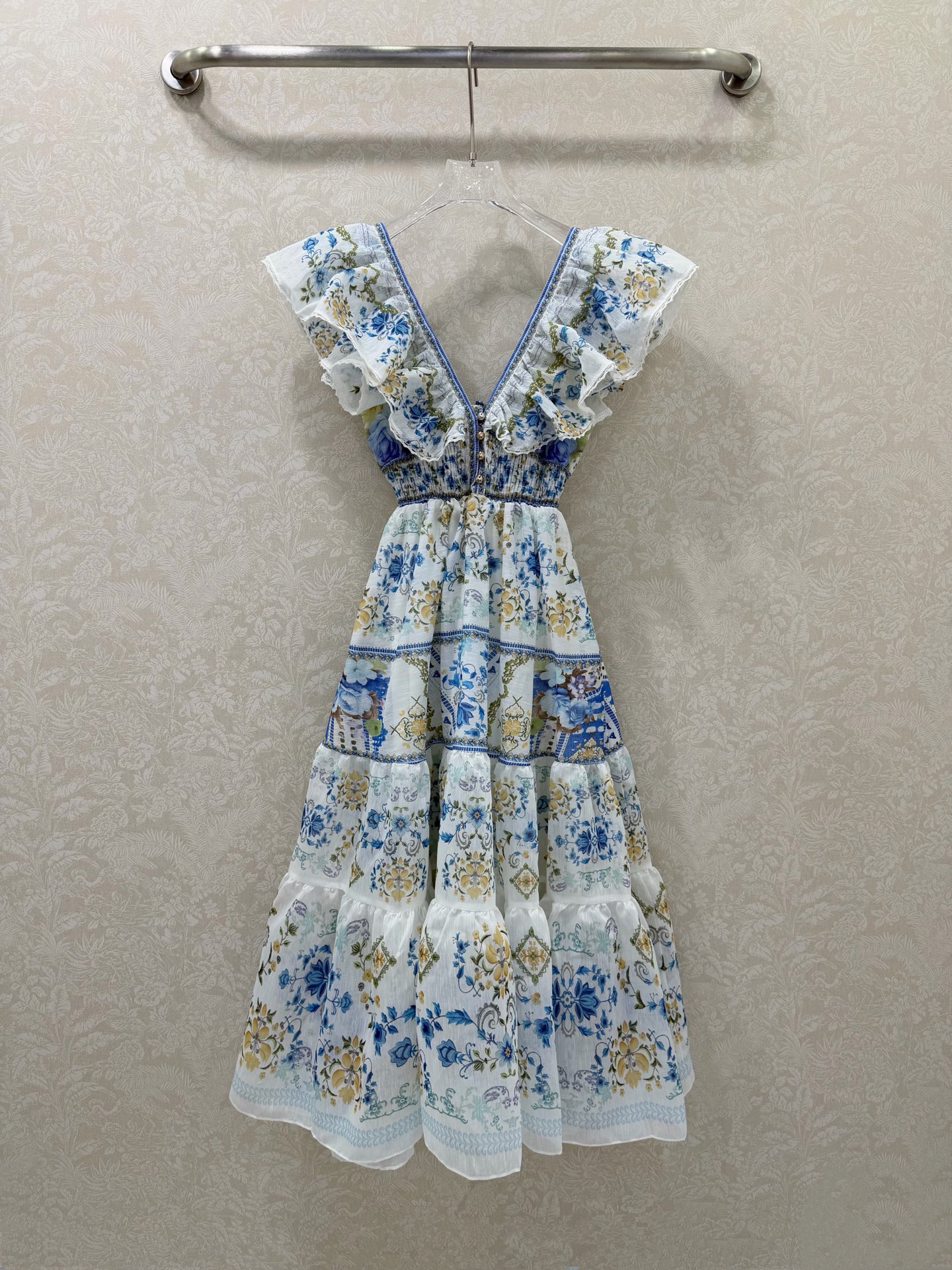 NO:744455,Camilla 26 new palace style floral flying sleeve cake dress, a style dress full of baroque retro romance (long style)  Combining gorgeous palace prints with smart tailoring, it is an elegant and girly resort-style item with a deep V-neck + double-layer flying sleeves and ruffles. The edges are decorated with white lace and the front is embellished with metal breast buttons. It is retro and sexy. The large open back + bow tie with the same fabric can adjust the tightness while adding a girly and discreet look. The details of the flying sleeves and ruffles are also retained, which is visually more light and agile, revealing the beautiful back.  Line. Waist wrap design, fits the waist and abdomen without being tight, and strengthens the high waistline; multi-layered stepped cake skirt, rich in layers and strong fluffiness, visually taller and slimmer, very friendly to pear-shaped figures. Multi-color flowers and Baroque architectural patterns are stitched and printed, full of the gorgeous atmosphere of a retro palace; the edges of the skirt are edged with gold edges + floral patterns, further enhancing the sophistication and sense of elegance when walking.  Long style 2 colors 4 sizes SMLXL, women's clothing, skirts,19860909Camilla 26新款宫廷风花卉飞袖蛋糕裙 一款充满巴洛克复古浪漫感的风连衣裙（长款） 将华丽宫廷印花与灵动剪裁结合,是兼具优雅与少女感的度假风单品深V领+双层飞袖荷叶边,边缘饰有白色蕾丝,前襟金属排扣点缀,复古又性感.大露背+同面料蝴蝶结系带,既可以调节松紧,又增添了少女感与小心机.同样保留飞袖与荷叶边细节,视觉上更显轻盈灵动,露出优美背部线条.腰部打揽设计,贴合腰腹且舒适不勒,强化高腰线；多层阶梯式蛋糕裙摆,层次丰富且蓬松感强,视觉上显高显瘦,对梨形身材十分友好.多色花卉与巴洛克建筑纹样拼接印花,充满复古宫廷的华丽氛围感；裙摆边缘以金边+花卉纹样收边,进一步提升精致度与高级感行走间飘逸灵动 长款 2色4码SMLXL,女装,skirts,,Women's clothing