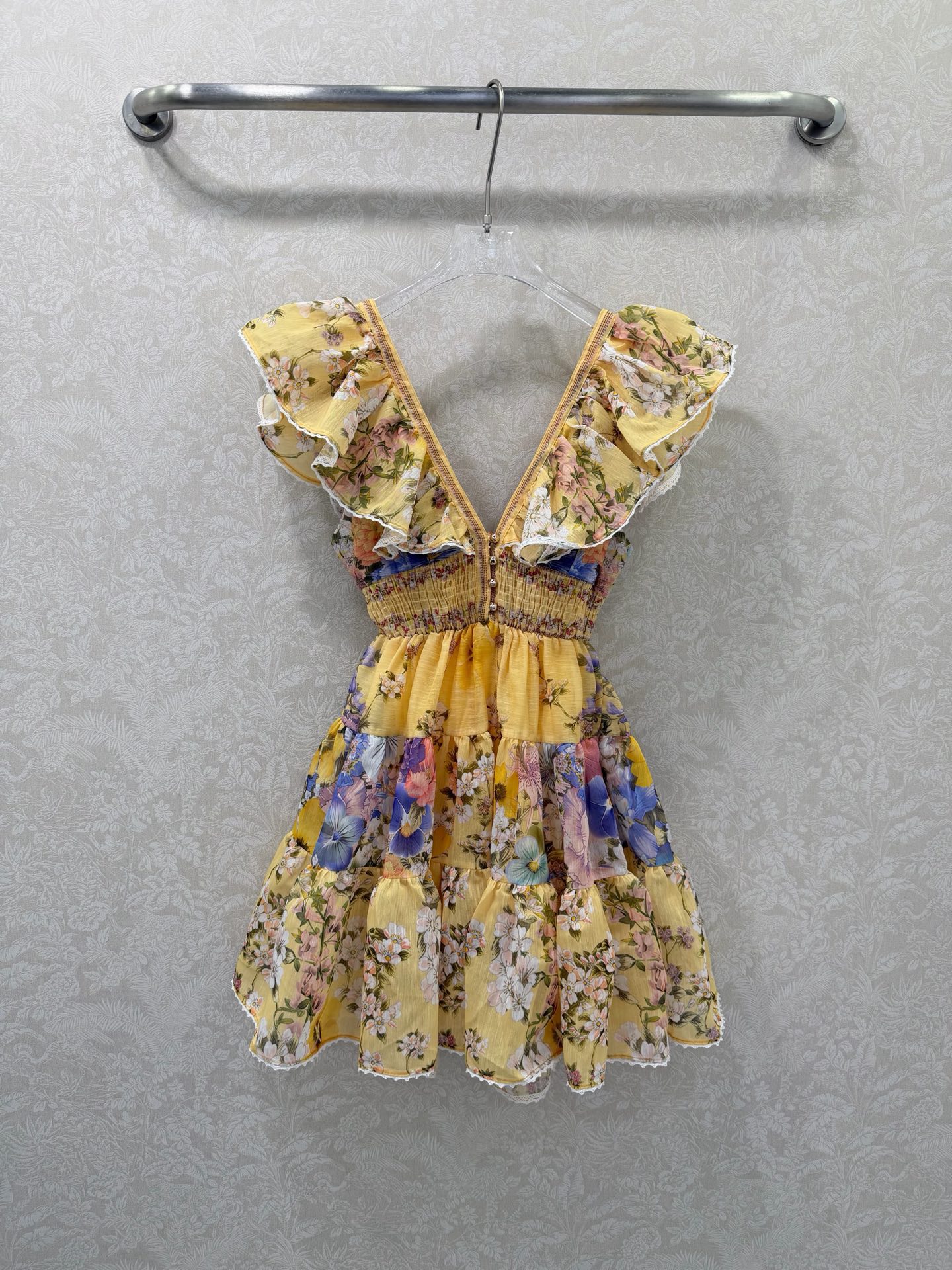 NO:744448,Camilla 26's new palace-style floral flying sleeve cake dress is a wind dress full of baroque retro romance (short style). It combines gorgeous palace printing with smart tailoring. It is a holiday style item that is both elegant and girly. It has a deep V-neck + double-layer flying sleeve ruffles. It is decorated with white lace on the edge and is embellished with metal breast buttons on the front. It is retro and sexy. The large open back + bow tie of the same fabric can not only adjust the tightness, but also adds a girly and discreet look.  The details of the flying sleeves and ruffles are also retained, making it visually more light and agile, revealing the graceful back line. The waist-hugging design fits the waist and abdomen without being tight, and strengthens the high waist line; the multi-layered stepped cake skirt is rich in layers and fluffy, visually  It looks taller and slimmer, and is very friendly to pear-shaped figures. Multi-color flowers and Baroque architectural patterns are stitched and printed, which is full of the gorgeous atmosphere of a retro palace. The edges of the skirt are trimmed with gold edges + floral patterns, further enhancing the sense of sophistication and high-end. It is elegant and agile when walking.  Short style 2 colors 4 sizes SMLXL, women's clothing, skirts,19860909Camilla 26新款宫廷风花卉飞袖蛋糕裙 一款充满巴洛克复古浪漫感的风连衣裙（短款） 将华丽宫廷印花与灵动剪裁结合,是兼具优雅与少女感的度假风单品深V领+双层飞袖荷叶边,边缘饰有白色蕾丝,前襟金属排扣点缀,复古又性感.大露背+同面料蝴蝶结系带,既可以调节松紧,又增添了少女感与小心机. 同样保留飞袖与荷叶边细节,视觉上更显轻盈灵动,露出优美背部线条.腰部打揽设计,贴合腰腹且舒适不勒,强化高腰线；多层阶梯式蛋糕裙摆,层次丰富且蓬松感强,视觉上显高显瘦,对梨形身材十分友好.多色花卉与巴洛克建筑纹样拼接印花,充满复古宫廷的华丽氛围感；裙摆边缘以金边+花卉纹样收边,进一步提升精致度与高级感行走间飘逸灵动 短款 2色4码SMLXL,女装,skirts,,Women's clothing