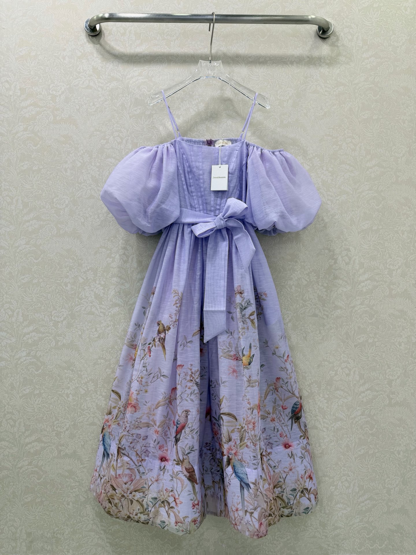 NO:744442,Zimmerman*26 new flower and bird print off-shoulder puff sleeve dress  The combination of off-shoulder sling + puff sleeves can not only reveal the delicate collarbone and shoulder line, but also cleverly cover the arm fat; the high waist is matched with a bow belt of the same fabric to optimize the body proportions, and the large A-line skirt is very friendly to the pear-shaped figure. The positioning of the flower and bird prints is from traditional Chinese meticulous flower and bird paintings.  Inspired, the colors are elegant and soft, birds and flowers are scattered at random, full of oriental poetry and atmosphere. The fabric has a slight texture, good drape, and is elegant and agile when walking. The pleated design on the chest adds three-dimensionality and sophistication. The invisible zipper in the back is easy to put on and take off. The shoulder straps are adjustable.  Taro purple/milk white are available in two colors, the puff sleeves hide the flesh and reduce age, and the high-waisted bow knot changes the proportion to 30 to 70 points in seconds!  !  2 colors and 4 codes SMLXL, Zimmerman-clothing, skirts,19860909Zimmerman*26新款花鸟印花露肩泡泡袖连衣裙 露肩吊带+泡泡袖组合,既能露出精致锁骨与肩线,又能巧妙遮挡手臂赘肉；高腰配同面料蝴蝶结腰带,优化身材比例,A字大裙摆对梨形身材十分友好.定位花鸟印花,从中国传统工笔花鸟画中提取灵感,色彩淡雅柔和,飞鸟与花卉错落分布,充满东方诗意与氛围感.面料带有微肌理感,垂坠感好,行走间飘逸灵动,胸前压褶设计增加立体感与精致度,后中隐形拉链方便穿脱,肩带可调节 香芋紫/奶白双色可选,泡泡袖藏肉又减龄,高腰蝴蝶结秒变三七分比例！！2色4码SMLXL,兹默曼-服装,skirts,,Women's clothing