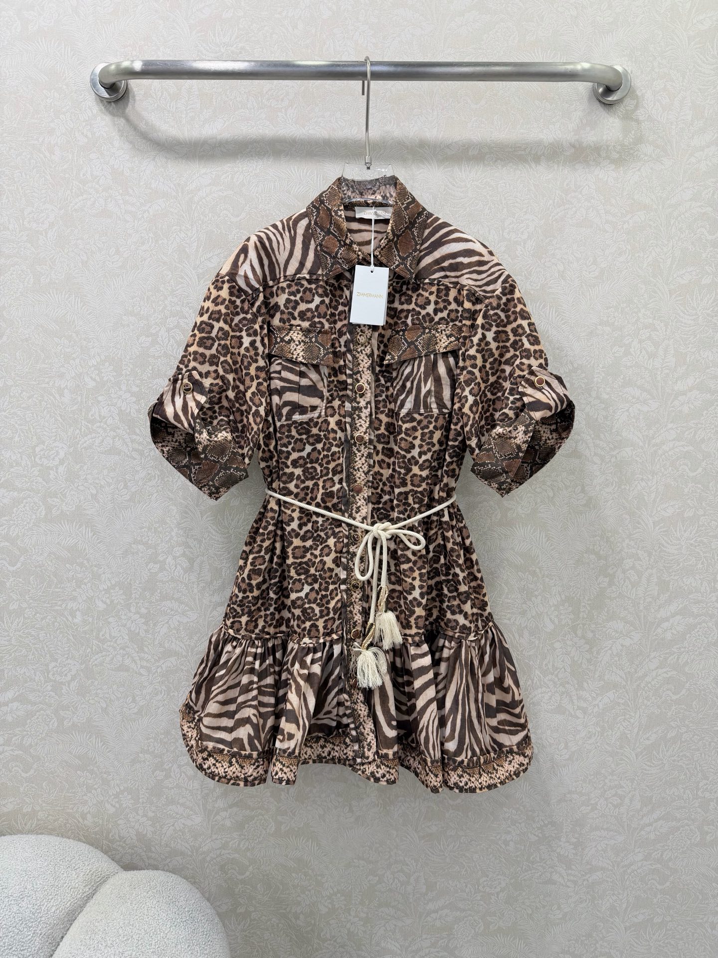 NO:744430,Zimmerman*26 new animal print patchwork shirt  Multiple animal print splicing, three wild elements of leopard print, zebra print and snake print are layered and spliced. The collar, pockets and cuffs are decorated with snake print details. The visual layering is rich and coordinated, and it is full of the atmosphere of the primitive jungle. The lapel + front button design retains the neatness of the shirt; the middle sleeves can be rolled and fixed, with pockets of the same fabric, which combines practicality and style; the waist is equipped with a white tassel drawstring, which can be adjusted freely to easily create a high waistline.  The hem adopts a ruffle pleated design, which injects a sense of softness into the wildness, making it flexible and elegant when walking, neutralizing the toughness of the animal prints and making it more feminine. The wild animal prints are perfectly integrated with the exquisite feminine tailoring, making it highly recognizable!  Single color code 4 SMLXL, Zimmerman-clothing, shirts,19860909Zimmerman*26新款动物纹拼接衬衫 多元动物纹拼接,豹纹、斑马纹与蛇纹三种野性元素分层拼接,领口、口袋、袖口处用蛇纹做细节点缀,视觉层次丰富又不失协调,充满原始丛林的氛围感.翻领+前襟纽扣设计,保留了衬衫的利落感；中袖可卷边固定,搭配同面料口袋,兼具实用性与造型感；腰部配白色流苏抽绳,自由调节松紧,轻松打造高腰线. 下摆采用荷叶边褶皱设计,在野性中注入柔美感,行走间灵动飘逸,中和了动物纹的硬朗,更显女性气质.野性的动物纹与精致的女性化剪裁完美融合,极具辨识度！单色4码SMLXL,兹默曼-服装,shirts,,Women's clothing