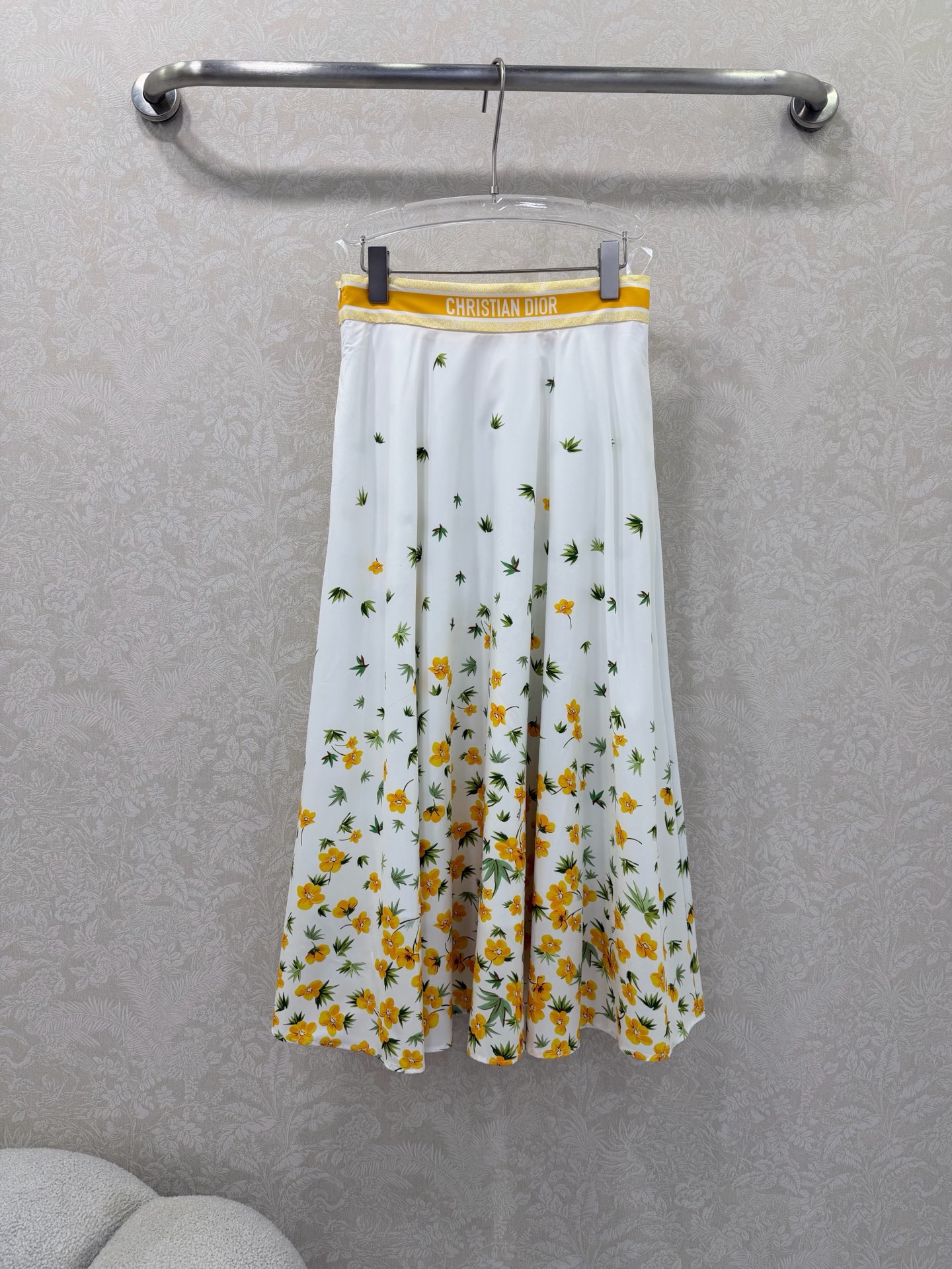 NO:744618,DIO*26 new summer yellow flower series floral print high-waisted A-line skirt and elastic waist mid-length skirt. This floral skirt is so fairy when you wear it in spring!  High-waisted and large A-line version, it is the first to hide the flesh and show slimming. It is super elegant when walking. Bright yellow flowers + emerald green branches and leaves, it is a perfect match with the same series of shirts. The waist brand webbing is full of details, and the sense of sophistication directly fills the monochrome size 3 SMLAW, Dior-clothing, dior, dior, skirts, shirts,19860909DIO*26新款夏日小黄花系列花卉印花高腰A字半裙 松紧腰中长裙 把春天穿在身上这条花卉半裙太仙了！高腰大A字版型,藏肉显瘦第一名,走路带风超飘逸 明黄小花+翠绿枝叶,和同系列衬衫搭一套绝了 腰头品牌织带细节拉满,精致感直接拉满单色3码SMLAW,迪奥-服装,dior,dior,skirts,shirts,,Women's clothing