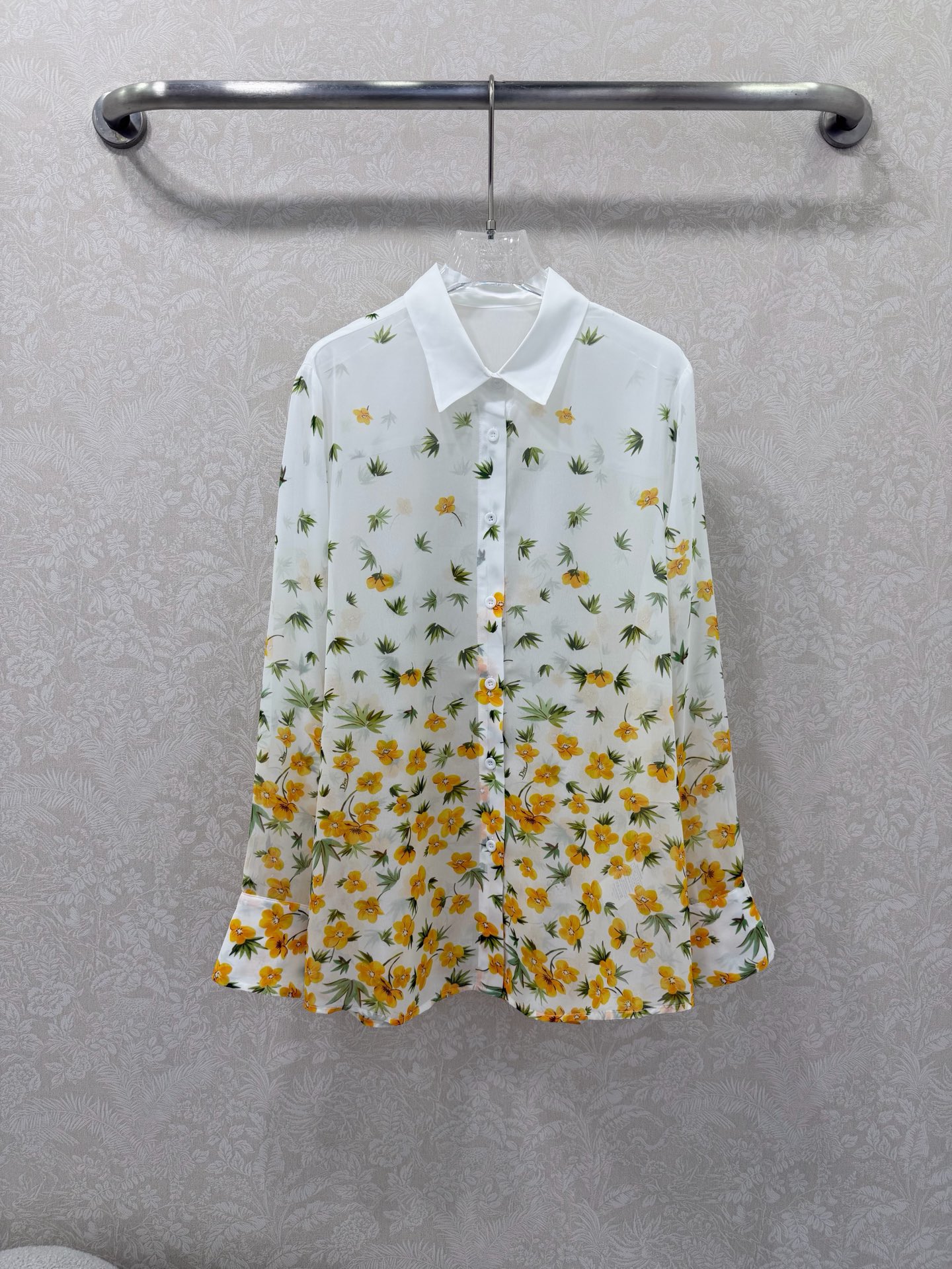 NO:744623,DIO*26 new summer yellow flower series floral print shirt. This floral shirt is so good at wearing spring!  The transparent chiffon fabric has its own fairy spirit, and it feels gentle when the wind blows. The bright yellow flowers + emerald green branches and leaves are full of freshness, whitening and reducing age. It looks good when worn alone or layered. When paired with a skirt, you will be a gentle sister!  Monochrome size 3 SMLAW, Dior-clothing, dior, dior, skirts, shirts,19860909DIO*26新款夏日小黄花系列花卉印花衬衣 把春天穿在身上这件花卉衬衫太会了！ 通透雪纺面料自带仙气,风吹起来都带着温柔感 明黄小花+翠绿枝叶,清新感拉满,显白又减龄 单穿/叠穿都好看,配半裙就是温柔姐姐本姐！单色3码SMLAW,迪奥-服装,dior,dior,skirts,shirts,,Women's clothing
