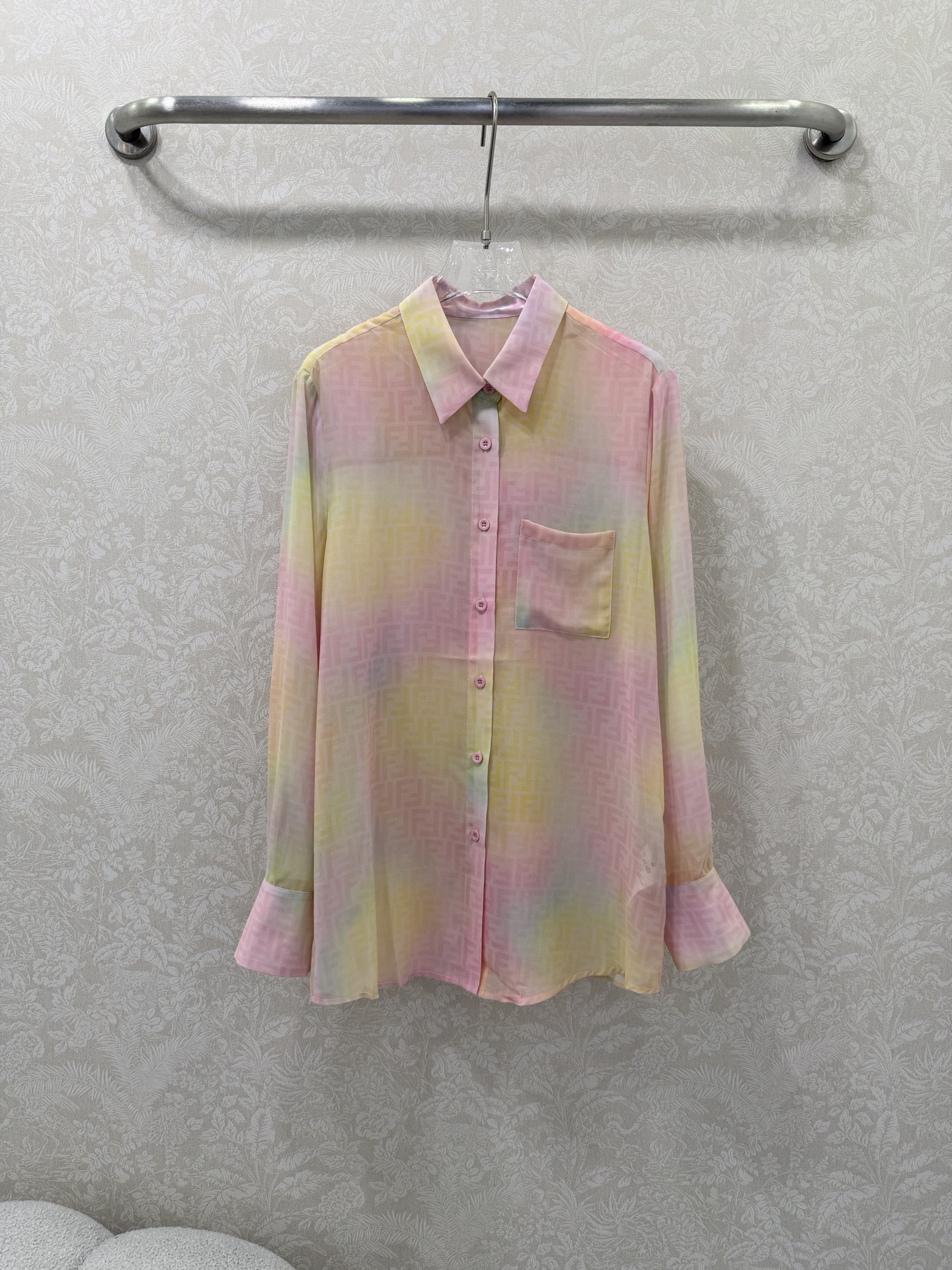 NO:744633,FEND*26 new double F dreamy gradient print, pink and yellow smudged full-print dark pattern long-sleeved shirt, slightly see-through chiffon top, this gradient shirt is so magical when worn in the spring sunset!  Pink and yellow gradient dyeing + full printed dark lines, a sense of gentleness. Slightly permeable chiffon fabric, light and elegant, with fairy air when the wind blows. Lapel + micro-flared cuff details are full, showing whiteness and reducing age. It looks good when worn alone or layered, and can be held for commuting and dating. It has a ceiling of atmosphere!  Single color code 3 SMLAW, Fendi-clothing, fendi, fendi, shirts,19860909FEND*26新款双F梦幻渐变印花 粉黄晕染满印暗纹长袖衬衫 微透雪纺上衣 把春日晚霞穿在身上这件渐变衬衫太仙了！粉黄渐变晕染+满印暗纹,温柔感直接拉满 微透雪纺面料,轻盈飘逸,风吹起来都带着仙气 翻领+微喇袖口细节拉满,显白又减龄 单穿/叠穿都好看,通勤约会都能hold住,氛围感天花板！单色3码SMLAW,芬迪-服装,fendi,fendi,shirts,,Women's clothing