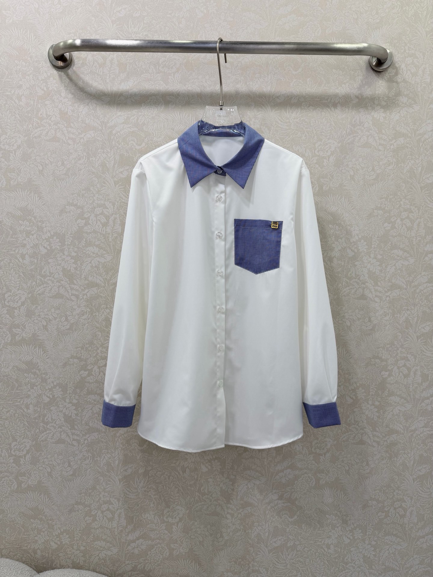 NO:744640,miumi*26 new spliced shirt. Navy blue & milk white two-color, plaid collar pockets contrasting color splicing shirt, unlocking the miu style early spring layering atmosphere. Classic lapels + plaid splicing, full of retro feel, modifying the neck line to be more neat. Chest patch pocket + small leather label embellishment, the details are exquisite and not monotonous, adding a sense of layering. The cuffs echo the plaid pattern, the overall coordination and memory points, the details are ecstatic  The loose off-shoulder version is not picky about your figure, hides your body and makes you look slimmer, and is friendly to all body shapes ~ 2 colors and 3 sizes SMLK, Miumiu-clothing, miumiu, shirts,19860909miumi*26新款拼接衬衫 藏青&奶白双色,领口口袋格纹撞色拼接衬衫,解锁miu系早春叠穿氛围 经典翻领+格纹拼接,复古感拉满,修饰脖颈线条更显利落 胸口贴袋+小皮标点缀,细节精致不单调,增加层次感 袖口同格纹呼应,整体协调又有记忆点,细节控狂喜 宽松落肩版型,不挑身材,藏肉显瘦,对各种身型都友好~2色3码SMLK,缪缪-服装,miumiu,shirts,,Women's clothing