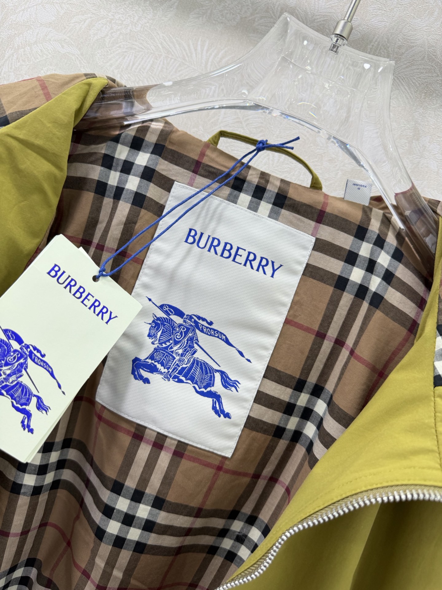 🔥🔥Burber*y26新款连帽抽绳外套，通勤休闲都能穿的松弛感外套！温柔粉vs复古绿，这件连帽夹克承包