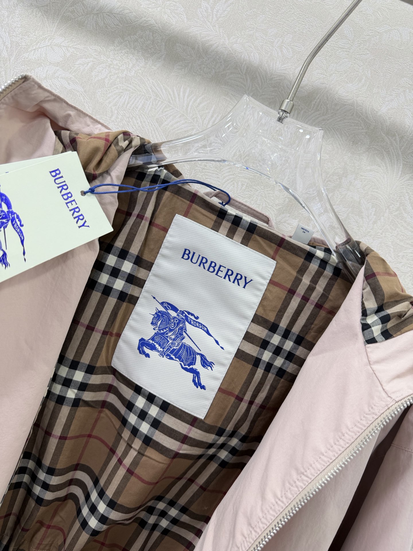 🔥🔥Burber*y26新款连帽抽绳外套，通勤休闲都能穿的松弛感外套！温柔粉vs复古绿，这件连帽夹克承包