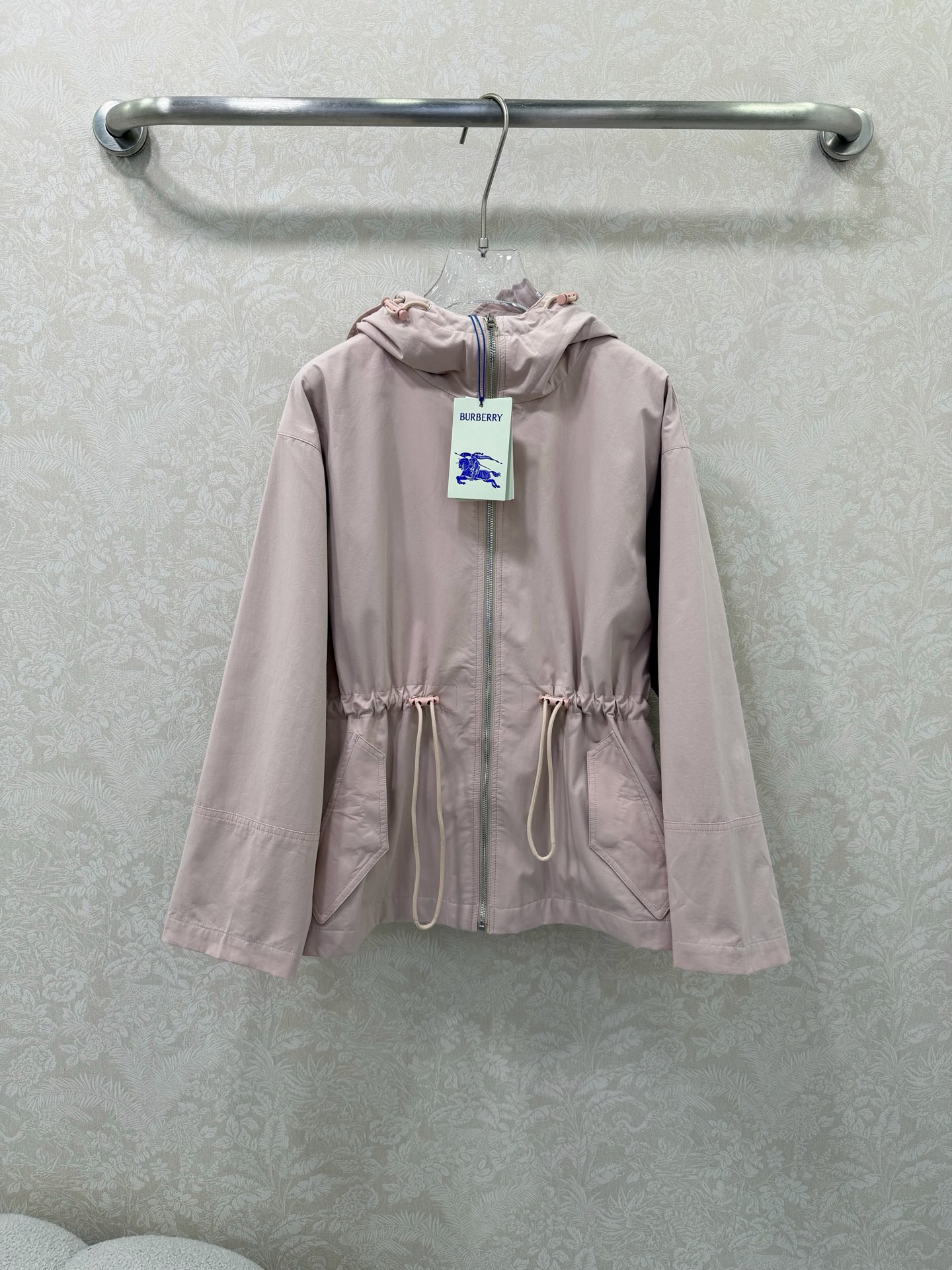 NO:744646,Burber*y26 new hooded drawstring jacket, a relaxed jacket that can be worn for commuting and leisure!  Soft pink vs retro green, this hooded jacket takes care of me all spring!  Hooded + drawstring waist design, freely adjustable elasticity, high waistline in seconds, even small people can wear good proportions. Customized hardware. Two-way zipper + large pockets, both practical and beautiful. It is very convenient for daily storage of mobile phones and keys. Dropped shoulder wide sleeves version, weakening the shoulder line, is friendly to slippery and wide shoulders, and full of laziness.  Classic war horse logo hangtag, exquisite details, with a sense of luxury ~ 2 colors and 4 codes SMLXLB, Burberry-clothing, burberry, jackets & coats, jackets & coats, hats,19860909Burber*y26新款连帽抽绳外套,通勤休闲都能穿的松弛感外套！温柔粉vs复古绿,这件连帽夹克承包我整个春天！连帽+抽绳收腰设计,自由调节松紧,秒变高腰线,小个子也能穿出好比例 定制五金 双向拉链+大口袋,实用与颜值并存,日常放手机、钥匙超方便 落肩阔袖版型,弱化肩线,对溜肩、宽肩都很友好,慵懒感拉满 经典战马标吊牌,细节精致,自带高级感~2色4码SMLXLB,博柏利-服装,burberry,jackets & coats,jackets & coats,hats,,Women's clothing