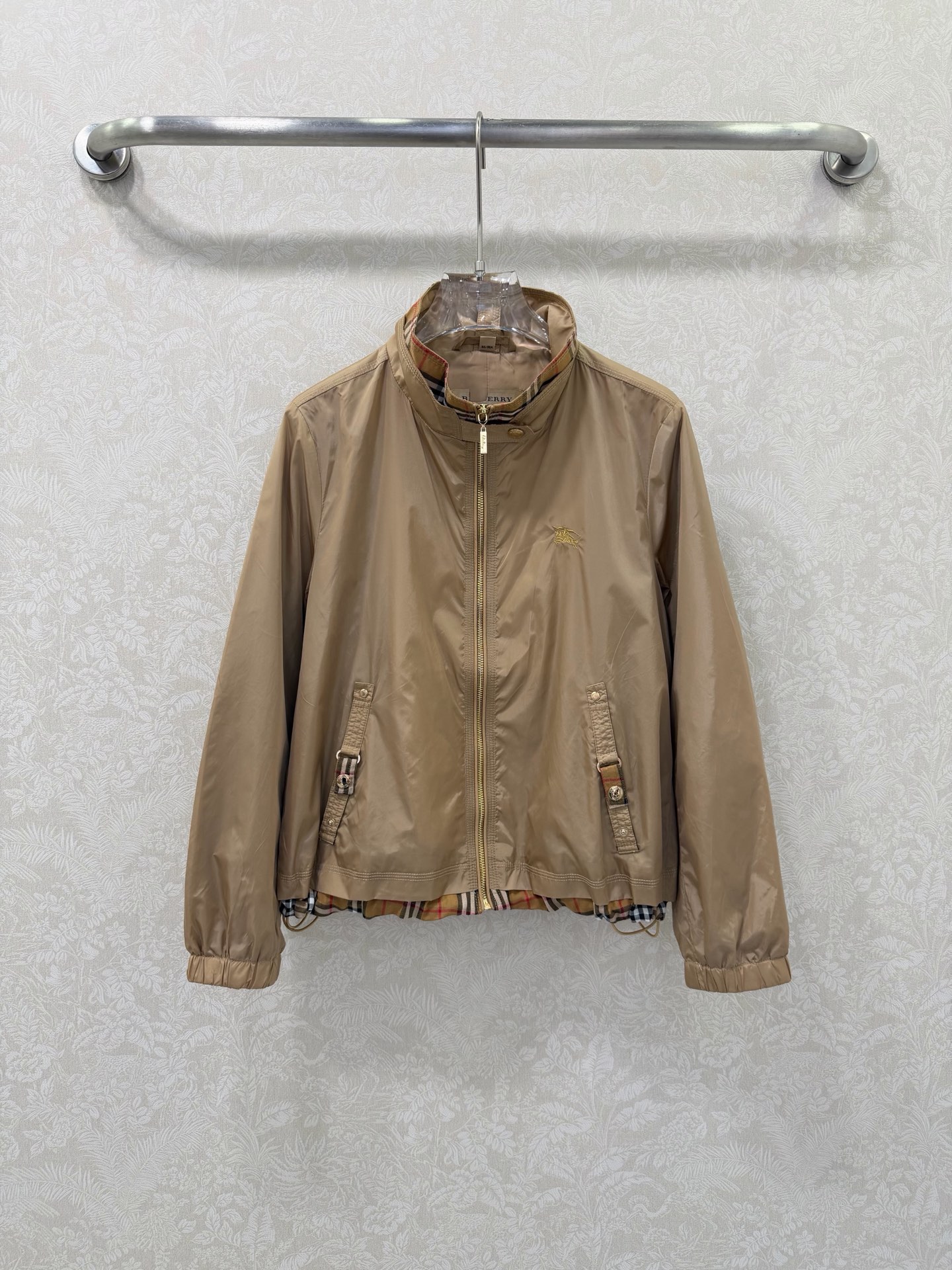 NO:744654,Burber*y26’s new classic plaid patchwork sun protection jacket. The classic khaki color is so eye-catching!  Once the plaid lining is turned out, you can feel the British flavor. Cool black jacket yyds!  Slim and versatile, it looks good with anything!  Timeless British style. War horse logo stand-up collar jacket, a universal formula for layering in early spring. Retro British style short jacket, slimming and proportional. Stand collar + plaid lining splicing, full of classic British feel, and the lapels are more layered. War horse logo embroidered on the chest, low-key and exquisite, full of details.  Short version + elastic cuffs, neat and tall, even small people can easily control it ~ 2 colors and 5 sizes SMLXLXXLB, Burberry - clothing, burberry, jackets & coats, jackets & coats,19860909Burber*y26新款经典格纹拼接防晒衣夹克 经典卡其色太耐看了！格纹内衬一翻出来,英伦内味儿直接拉满 酷感黑夹克yyds！显瘦又百搭,配什么都好看 ！永不过时的英伦风 战马标立领外套,早春叠穿的万能公式 复古英伦风短款夹克,显瘦又显比例 立领+格纹内衬拼接,经典英伦感拉满,翻领穿更有层次 胸口刺绣战马标,低调精致,细节感满满 短款版型+松紧袖口,利落显高,小个子也能轻松驾驭~2色5码SMLXLXXLB,博柏利-服装,burberry,jackets & coats,jackets & coats,,Women's clothing