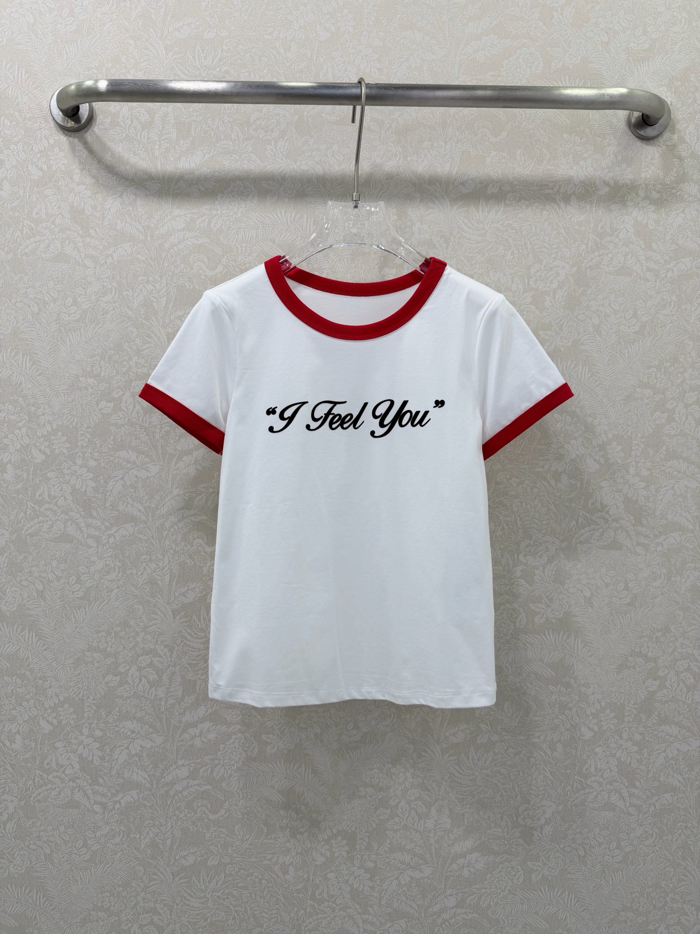 NO:744661,ACE* 26 new retro red edge contrast T-shirt. Full of American retro feel, a must-have for sweet girls. 'I Feel You' letters are flocked on the chest. Red and white contrast round neck T-shirt, a versatile American retro style T-shirt that looks slim and white. yyds!  The red and white contrasting colors are always classic and can be matched with anything. The pure cotton fabric is skin-friendly and breathable, making it stress-free to wear in summer. It is very cost-effective ~Single color size 3 SMLB, women's clothing, tees, t-shirts,19860909ACE* 26新款复古红边撞色T恤 美式复古感拉满,甜妹必入 胸前植绒“I Feel You”字母 红白撞色圆领T恤,显瘦又显白的百搭款美式复古风T恤yyds！红白撞色永远经典,怎么搭都不会错 纯棉面料亲肤又透气,夏天穿毫无压力,性价比拉满 ~单色3码SMLB,女装,tees，t-shirt,,Women's clothing