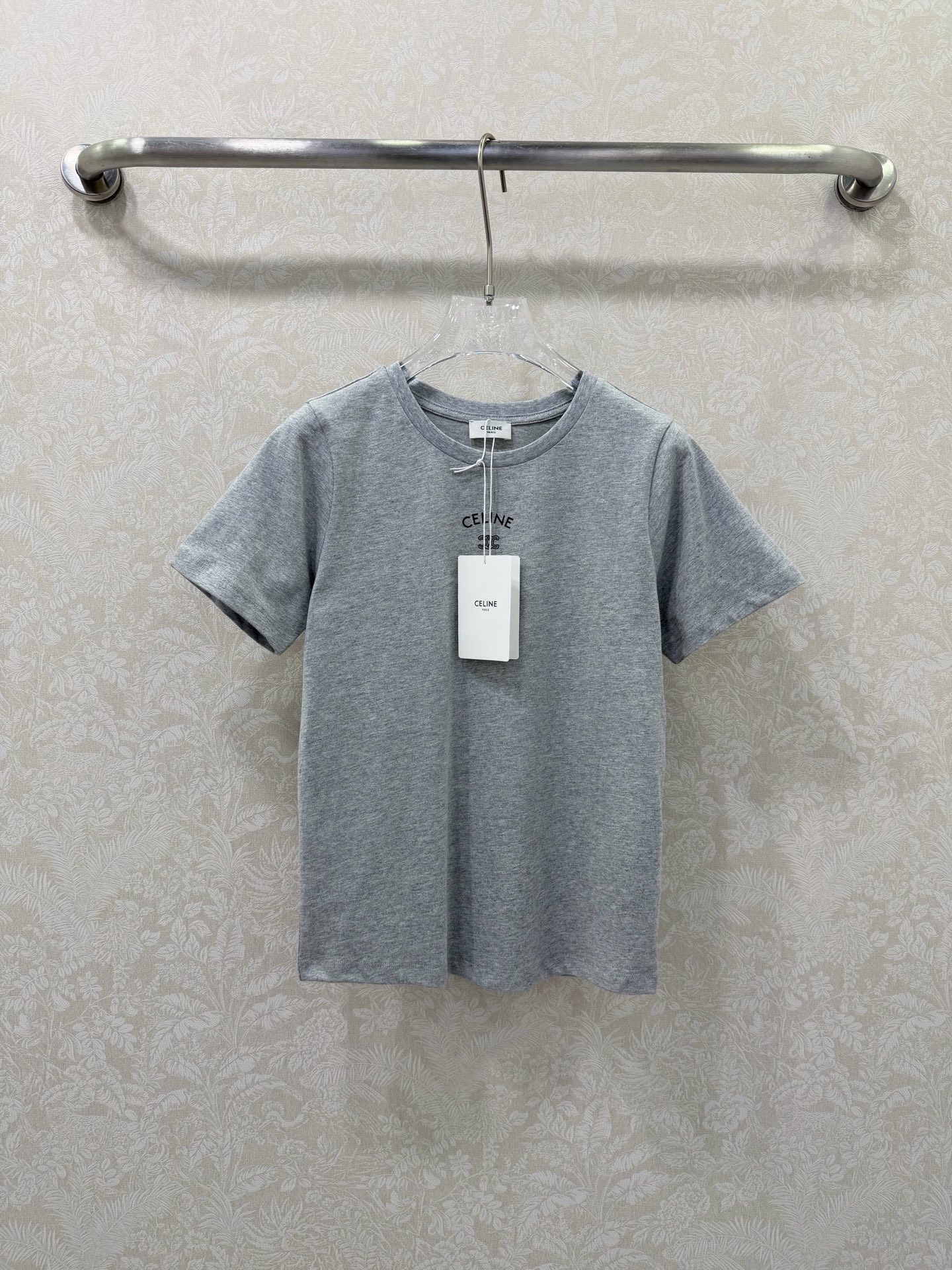 NO:744669,CELIN*26 new minimalist Arc de Triomphe print short-sleeved T-shirt. It is elegant for both commuting and leisure. Classic round neck + neat small version, flattering the figure without being unflattering, suitable for wearing alone or stacked. Minimalist Arc de Triomphe print + 'CELIN* PARIS' letters on the chest, low-key and high-end, with exquisite details without being exaggerated. The navy blue tone is white and calm, more textured than black and white, and can be used with yellow and white skins.  Tailor-fitting, the length just covers the waistline, slim and neat ~ 3 colors and 3 sizes SMLB, Celine-clothing, celine, celine, T-shirt, tees, t-shirt,19860909CELIN*26新款极简凯旋门印花短袖T恤 通勤休闲都显贵 经典圆领+利落小版型,修饰身形不挑人,单穿叠穿都适配 胸口极简凯旋门印花+「CELIN* PARIS」字母,低调高级,细节精致不浮夸 藏青蓝调显白又沉稳,比黑白更有质感,黄皮白皮都能驾驭 合身剪裁,长度刚好盖过腰线,显瘦又利落~3色3码SMLB,赛琳-服装,celine,celine,T-shirt,tees，t-shirt,,Women's clothing