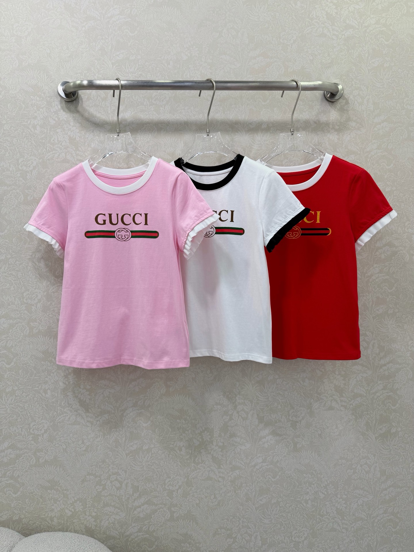 🔥🔥 GUCC*26 新款经典红绿织带撞色印花短袖T恤 粉/白/红三色，复古轻奢感拉满 针织花边短袖，甜