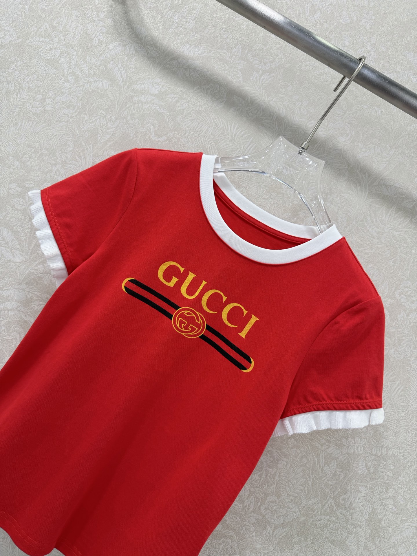 🔥🔥 GUCC*26 新款经典红绿织带撞色印花短袖T恤 粉/白/红三色，复古轻奢感拉满 针织花边短袖，甜