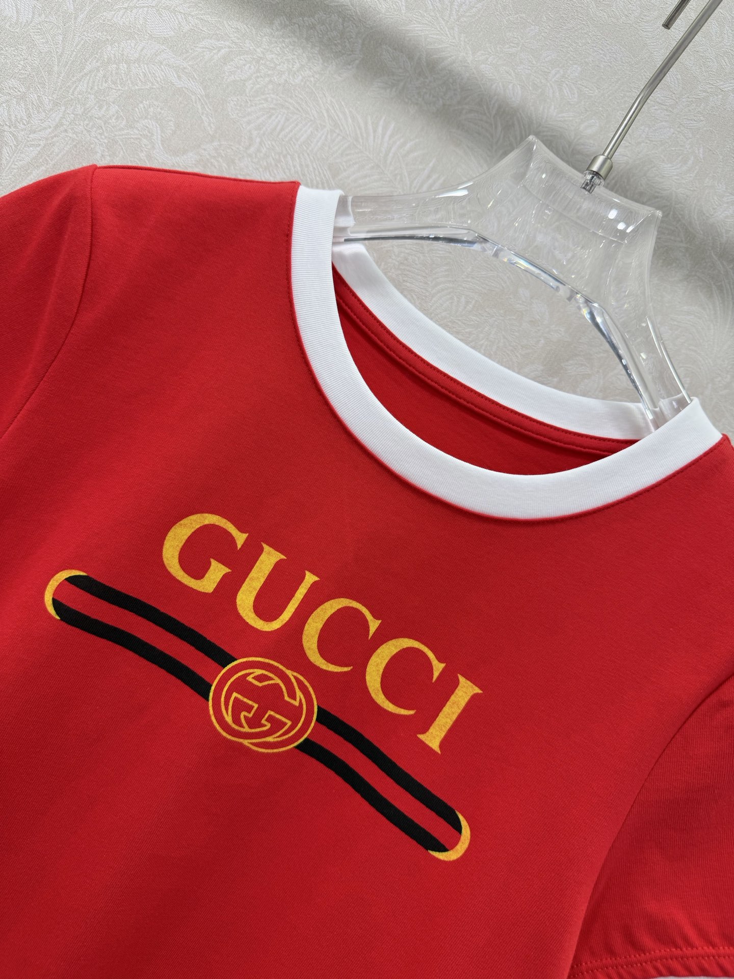 🔥🔥 GUCC*26 新款经典红绿织带撞色印花短袖T恤 粉/白/红三色，复古轻奢感拉满 针织花边短袖，甜