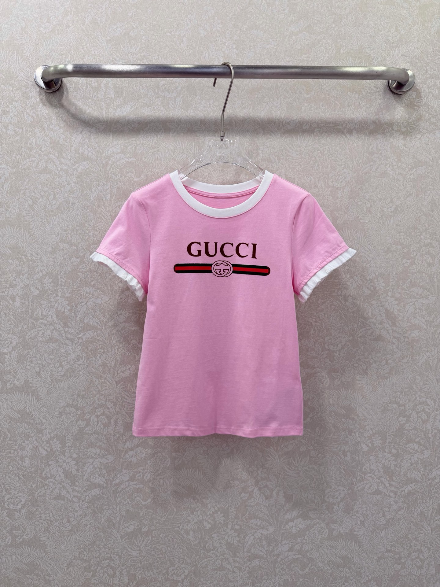 NO:744676,GUCC*26 New classic red and green webbing contrast printed short-sleeved T-shirt. Pink/white/red three colors, full of retro light luxury. Knitted lace short sleeves, versatile for sweet and cool girls. Classic red and green webbing + double G printing on the chest, full of retro light luxury, highly recognizable. Contrast color hemming design, exquisite and unobtrusive details.  The cuffs are decorated with fungus edges/colliding edges to add a girlish touch, and the sweet and cool styles can be switched freely ~ 3 colors and 3 sizes SMLB, Gucci-clothing, gucci, gucci, T-shirt, tees, t-shirt,19860909GUCC*26 新款经典红绿织带撞色印花短袖T恤 粉/白/红三色,复古轻奢感拉满 针织花边短袖,甜酷少女的百搭刚需 胸前经典红绿织带+双G印花,复古轻奢感直接拉满,辨识度超高 撞色包边设计 细节精致不突兀 袖口木耳边/撞边处理,增添少女感,甜酷风格自由切换~3色3码SMLB,古驰-服装,gucci,gucci,T-shirt,tees，t-shirt,,Women's clothing