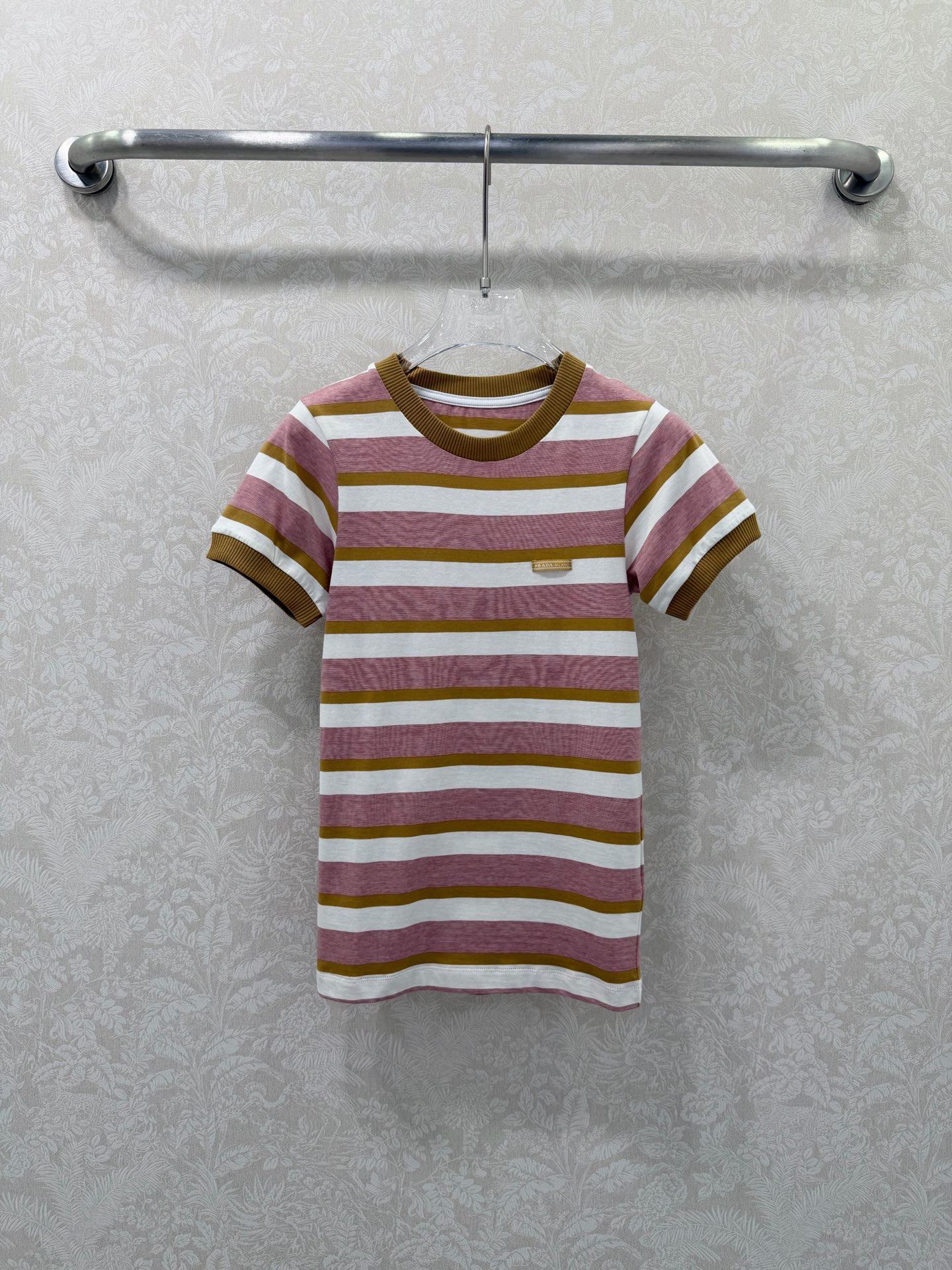 NO:744683,Prad*26 new classic three-color striped short-sleeved top, this pink and brown striped T-shirt is so gentle!  Ribbed collar + small gold cloth label, details are ecstatic. The retro contrasting stripes visually make you look slimmer. When a small person puts it on, it will look like a 30-70% proportion in seconds. The soft and waxy fabric is skin-friendly and comfortable. It looks good when worn alone or layered in spring. It looks retro and gentle. It visually looks slimmer and proportional. The details are exquisite but not obtrusive. It is low-key and advanced, improving the texture without being exaggerated!  Monochrome size 3 SMLB, Prada-clothing, prada, prada, T-shirt, tees, t-shirt,19860909Prad*26新款经典三色条纹短袖上衣,这件粉棕条纹T恤太温柔了！罗纹领+小金布标,细节控狂喜复古撞色条纹视觉上巨显瘦,小个子穿上秒变三七分比例 软糯面料亲肤又舒服,春天单穿、叠穿都好看复古又温柔,视觉上显瘦显比例 细节精致不突兀 低调高级,提升质感不浮夸！单色3码SMLB,普拉达-服装,prada,prada,T-shirt,tees，t-shirt,,Women's clothing