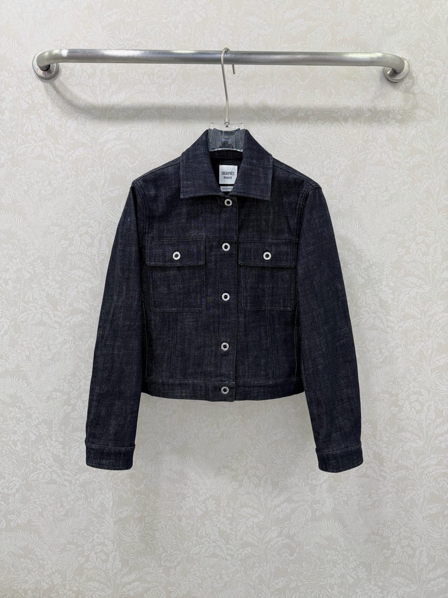 NO:744691,HERME*26 new high-end dark gray denim jacket. Classic lapel + short version, neat and capable, high waistline, full of friendliness for small people. Double breast pockets + customized hardware design, full of retro workwear feel, practical and detailed. High-end texture, exquisite details, durable and not easy to deform. The denim jackets of H family are as high-end as ever!  Single color size 3 SMLB,Hermes-clothing,hermes,hermes,jackets & coats,19860909HERME*26新款高级感深灰牛仔外套 经典翻领+短款版型,利落干练,拉高腰线,小个子友好度拉满 双胸袋+定制五金设计,复古工装感拉满,实用又有细节 质感高级,细节精致,耐穿不易变形 H家的牛仔外套一如既往的高级！ 单色3码SMLB,爱马仕-服装,hermes,hermes,jackets & coats,,Women's clothing