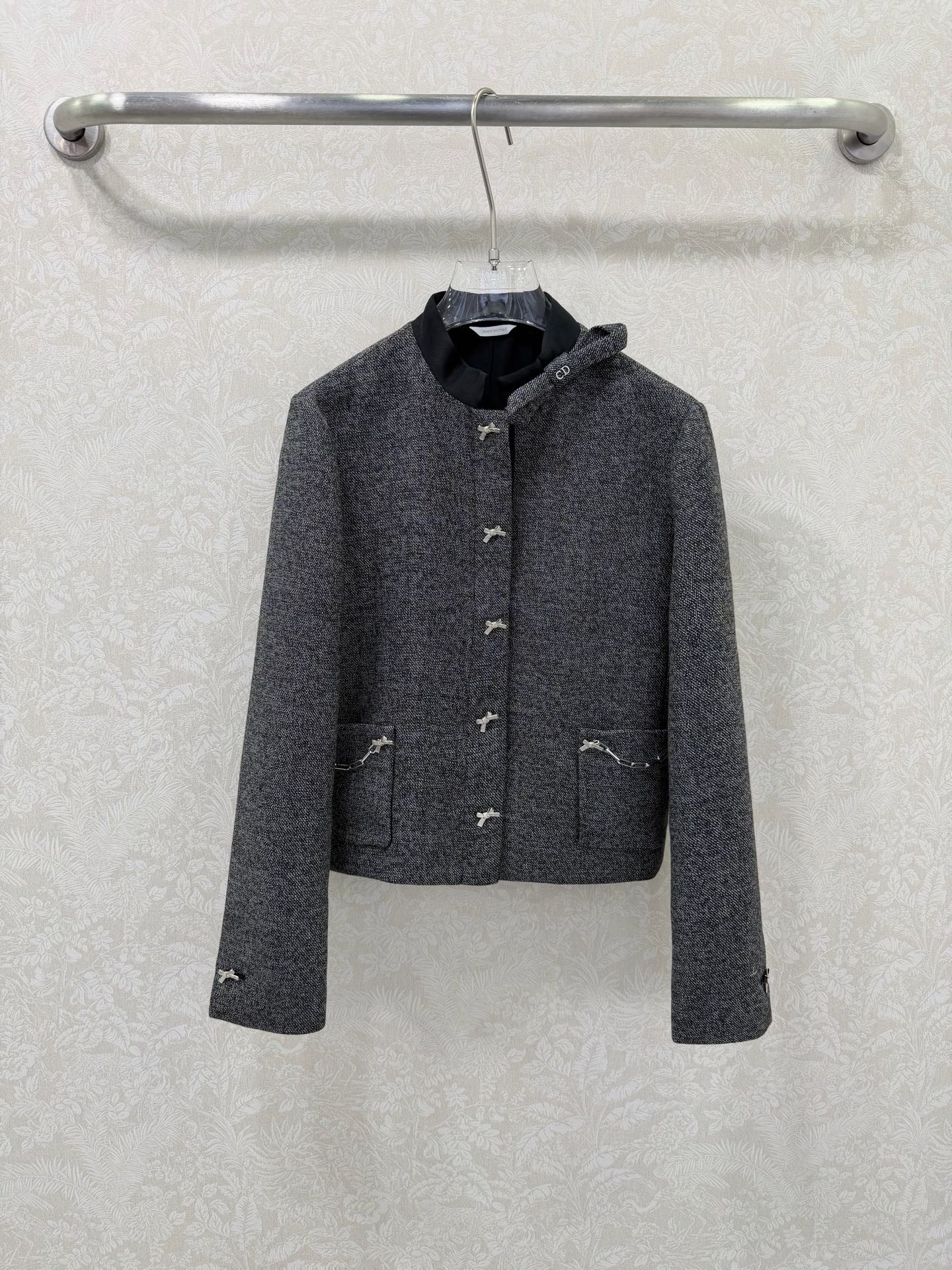 NO:744700,Dio*26 new song blue/high-end gray gray short thick wool tweed jacket, produced in high version, 100% silk lining, the whole upper body is gentle and noble! This song blue tweed jacket is so stunning. I’ll fall in love with it at first sight. It puts on a sense of gentleness and high-end. This year’s D family items have a completely new look. The customized letter logo bow hardware is super noble. Blended tweed, full of texture, soft and warm, full of atmosphere for layering in autumn and winter. Metal butterfly buckle + pocket chain decoration, exquisite and niche details, highly recognizable. Short high-waist cut, perfectly optimized body proportions, small people can easily wear long legs, making them appear taller and slimmer. High version 2 colors and 3 codes SMLB, Dior-clothing, dior, dior, dior, jackets & coats, real silk,19860909Dio*26新款崧蓝/高级格雷灰短款粗羊毛花呢外套 高版出品 百分百真丝内衬 整件上身温柔显贵！这件崧蓝粗花呢外套太绝了 一眼沦陷 把温柔和高级感穿在身上～今年D家单品焕然一新 定制字母logo蝴蝶结五金超显贵气 混纺粗花呢,肌理感满满,软糯又保暖,秋冬叠穿氛围感拉满.金属蝴蝶扣+口袋链条装饰,细节精致又小众,辨识度超高.短款高腰剪裁,完美优化身材比例,小个子也能轻松穿出大长腿,显高又显瘦.高版 2色3码SMLB,迪奥-服装,dior,dior,dior,jackets & coats,real silk,,Women's clothing