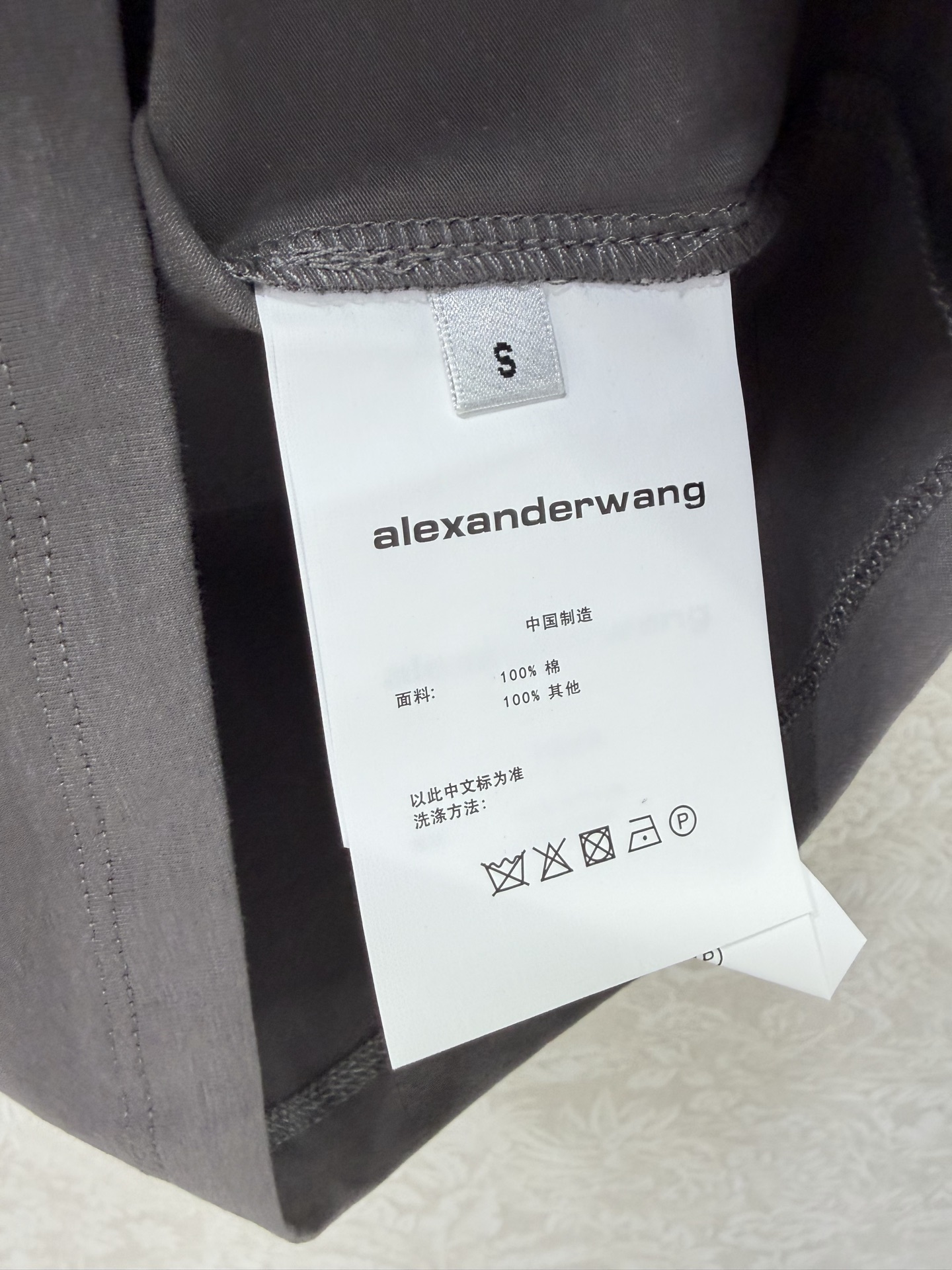🔥🔥ALEXANDER WAN*26新款口红印花短款T恤 修身显瘦圆领上衣 正面印有高还原度的口红图案，