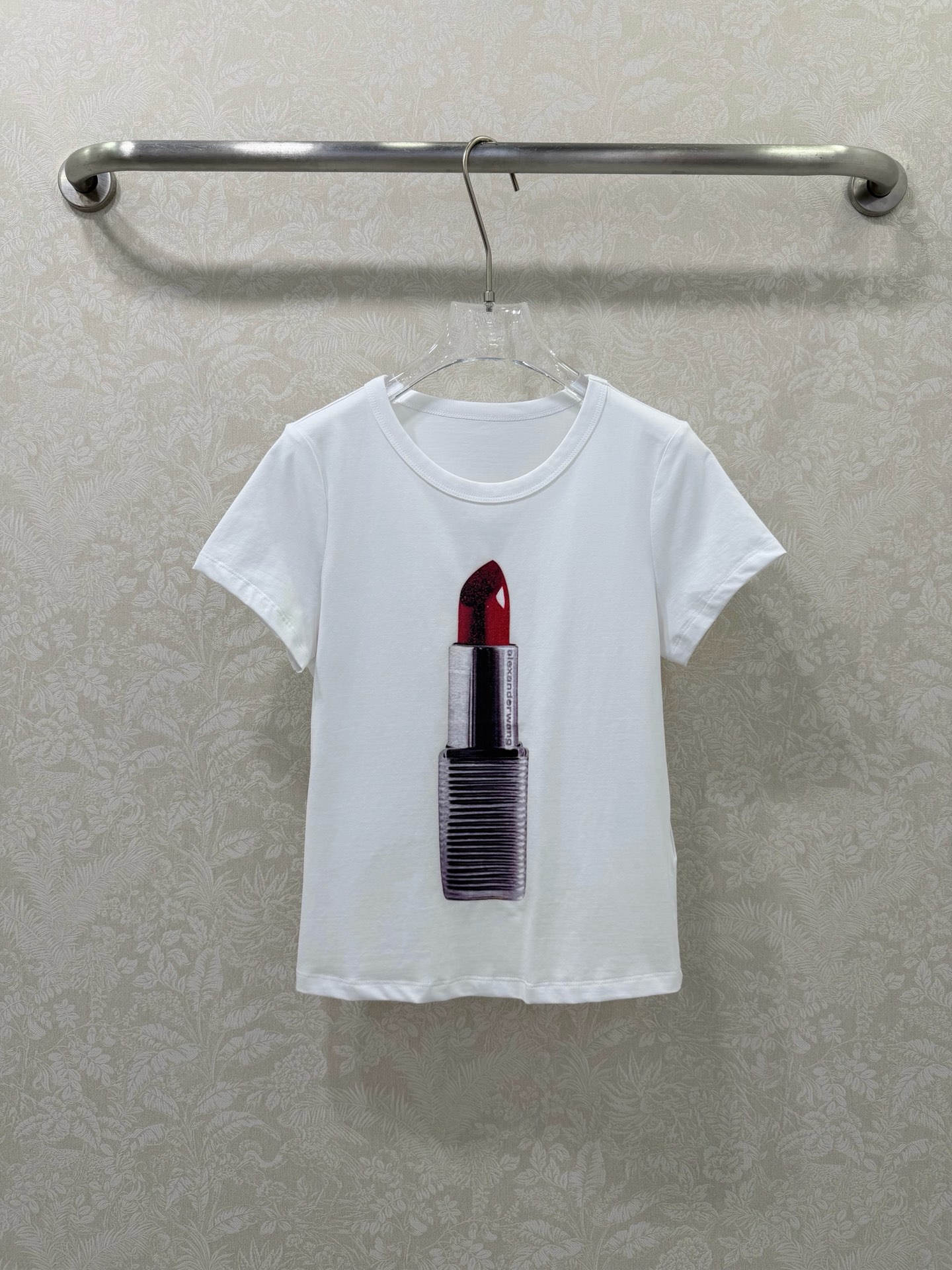 NO:744707,ALEXANDER WAN*26 new lipstick printed short T-shirt, slim fit round neck top, with highly restored lipstick pattern printed on the front, wear lipstick on your body!  It has a 'beauty blogger' atmosphere. High-resolution glitter lipstick prints, full of details, and eye-catching buff. Short waist cut, transform into a 37-point figure in seconds, even a small person can easily control it. Skin-friendly and breathable cotton-like fabric, soft and sticky, not sweaty, just needed for spring and summer wear. White/charcoal gray two-color optional, sweet girls and cool girls can find their perfect style. 2 colors and 3 sizes SMLB, Alexander Wang-clothing, alexander  wang,tees,t-shirt,19860909ALEXANDER WAN*26新款口红印花短款T恤 修身显瘦圆领上衣 正面印有高还原度的口红图案, 把口红穿在身上！自带“美妆博主”氛围感.高还原度闪片口红印花,细节拉满,自带吸睛buff 短款露腰剪裁,秒变三七分身材,小个子也能轻松驾驭 亲肤透气棉感面料,软糯不闷汗,春夏穿搭刚需 白/炭灰双色可选,甜妹&酷姐都能找到本命款 2色3码SMLB,亚历山大王-服装,alexander wang,tees，t-shirt,,Women's clothing