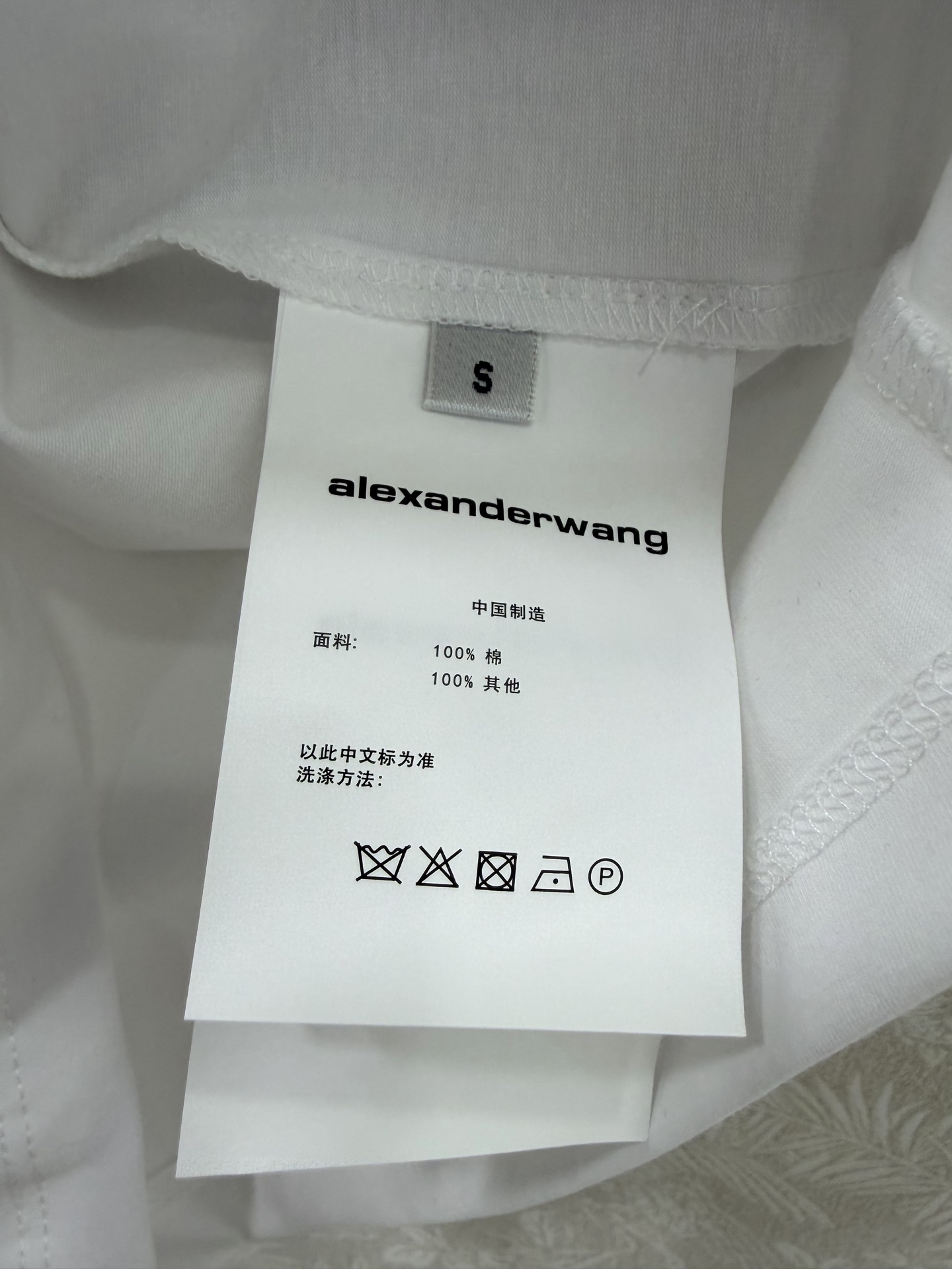 🔥🔥ALEXANDER WAN*26新款口红印花短款T恤 修身显瘦圆领上衣 正面印有高还原度的口红图案，