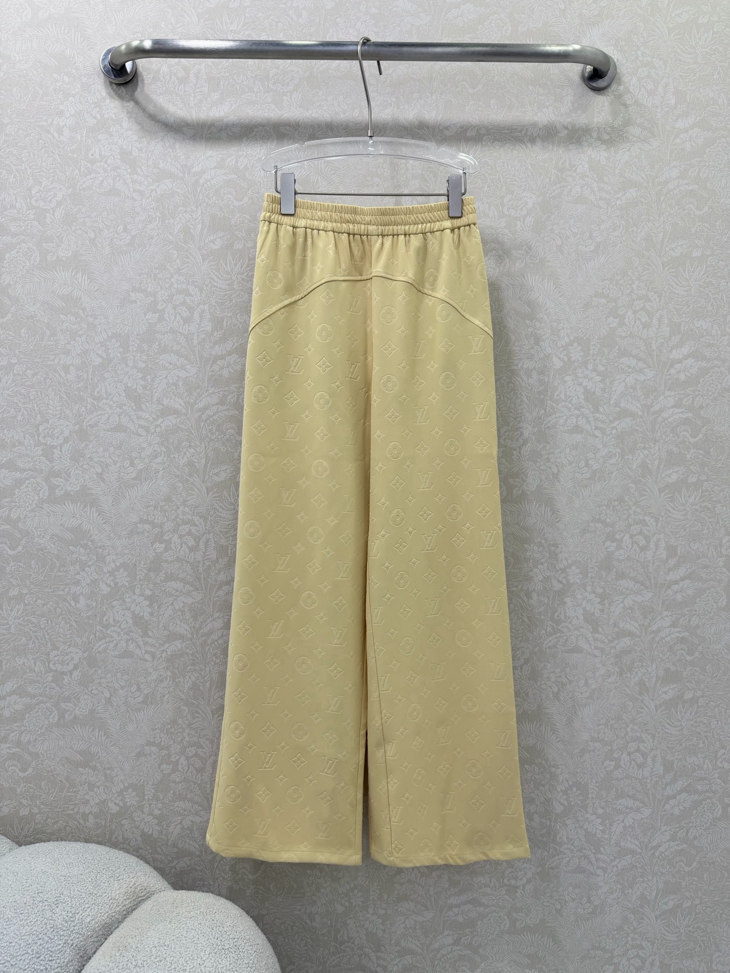 NO:744715,Louis Vuitto*26 new all-over printed embossed wide-leg casual pants. Light luxury style wide-leg casual pants, with classic presbyopic embossing as the core design, combining comfort and luxury. Classic presbyopic all-over printed embossed, low-key and elegant, with high-end texture in every detail. Drape-like fabric, smooth and anti-wrinkle, walking with wind, and your legs will become longer in seconds. High-waisted wide-leg version + curved dividing line, hiding fat and slimming, suitable for all body types.  Two earth colors, milky apricot/dark brown, gentle and versatile, can be worn in spring, summer and autumn. 2 colors 3 SMLPE, Louis Vuitton-clothing, louis vuitton, louis vuitton, loro piana,19860909Louis Vuitto*26新款满印压纹阔腿休闲裤 轻奢风阔腿休闲裤,以经典老花压纹为核心设计,兼具舒适感与高级感 经典老花满印压纹,低调显贵,细节处尽显高级质感 垂坠感面料,顺滑抗皱,走路带风,秒变长腿精 高腰阔腿版型+弧形分割线,藏肉显瘦,适配各种身材 奶杏/深棕两大地色,温柔百搭,春夏秋三季都能穿 2色3吗SMLPE,路易威登-服装,louis vuitton,louis vuitton,loro piana,,Women's clothing