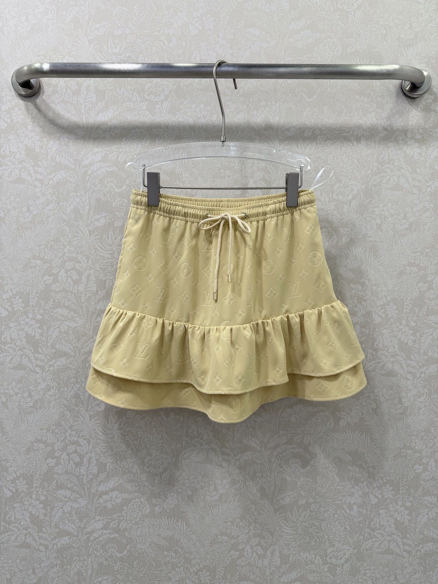 NO:744722,Louis Vuitto*26 new full-print embossed double-layer ruffle skirt  The double-layered ruffle skirt is designed with classic presbyopia embossing as its core design, giving it a girlish and light luxury texture. The three-dimensional presbyopia embossing is printed all over the body, including letters and classic symbol elements. It is low-key and noble, showing delicate texture under different lights, making it highly recognizable. High-waisted A-line version + double-layered ruffled skirt, smart and flexible  Playful, it effectively modifies the lines of the crotch and legs, hides the flesh, makes the body slimmer, and visually lengthens the height ratio. The elastic waistband + drawstring lace design does not restrict the waist or figure, and is easy to put on and take off. At the same time, the tightness can be adjusted freely to suit different waistlines. 2 colors and 3 sizes SMLPE, Louis Vuitton-clothing, louis  vuitton,louis vuitton,loro piana,skirts,19860909Louis Vuitto*26新款满印压纹双层荷叶边短裙 双层荷叶边半身裙,以经典老花压纹为核心设计,兼具少女感与轻奢质感.全身满印立体老花压纹,包含字母与经典符号元素,低调显贵,在不同光线下呈现细腻肌理,辨识度拉满.高腰A字版型+双层荷叶边裙摆,灵动俏皮,有效修饰胯部与腿部线条,藏肉显瘦,视觉上拉长身高比例.松紧腰头+抽绳系带设计,不勒腰、不挑身材,穿脱方便,同时可自由调节松紧度,适配不同腰围.2色3码SMLPE,路易威登-服装,louis vuitton,louis vuitton,loro piana,skirts,,Women's clothing