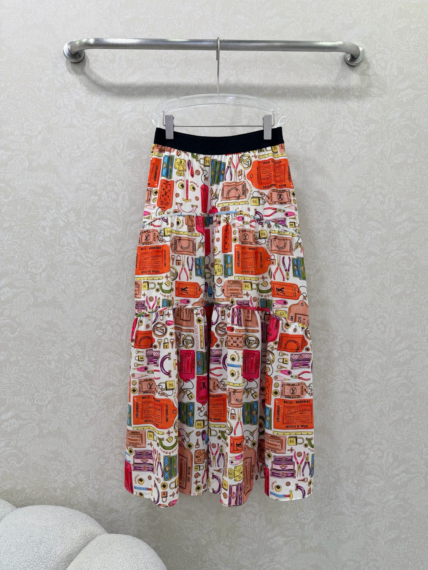 NO:744728,Louis Vuitto*26 new all-over retro bag printed skirt has a retro pictorial atmosphere. The waist is jacquard elastic elastic webbing with lettering. The skirt is fully printed with bag tool printing as the core vision, full of artistic and lively atmosphere. The colors are rich and well-defined, the red and orange models are enthusiastic and lively, and the blue and white models are fresh and smart, with a retro pictorial feel. The oversized hem involves effectively modifying the crotch and leg lines, hiding the flesh and visually elongating the height ratio~  2 colors and 3 codes SMLJ,Louis Vuitton-clothing,louis vuitton,louis vuitton,skirts,19860909Louis Vuitto*26新款满印复古箱包印花半裙 自带复古画报氛围感 腰头字母提花松紧弹力织带 裙身满印箱包工具印花为核心视觉,充满艺术感与活泼气息. 色彩丰富且层次分明,红橙款热情活泼,蓝白款清新灵动,自带复古画报感.超大摆涉及有效修饰胯部与腿部线条,藏肉显瘦,视觉上拉长身高比例~ 2色3码SMLJ,路易威登-服装,louis vuitton,louis vuitton,skirts,,Women's clothing