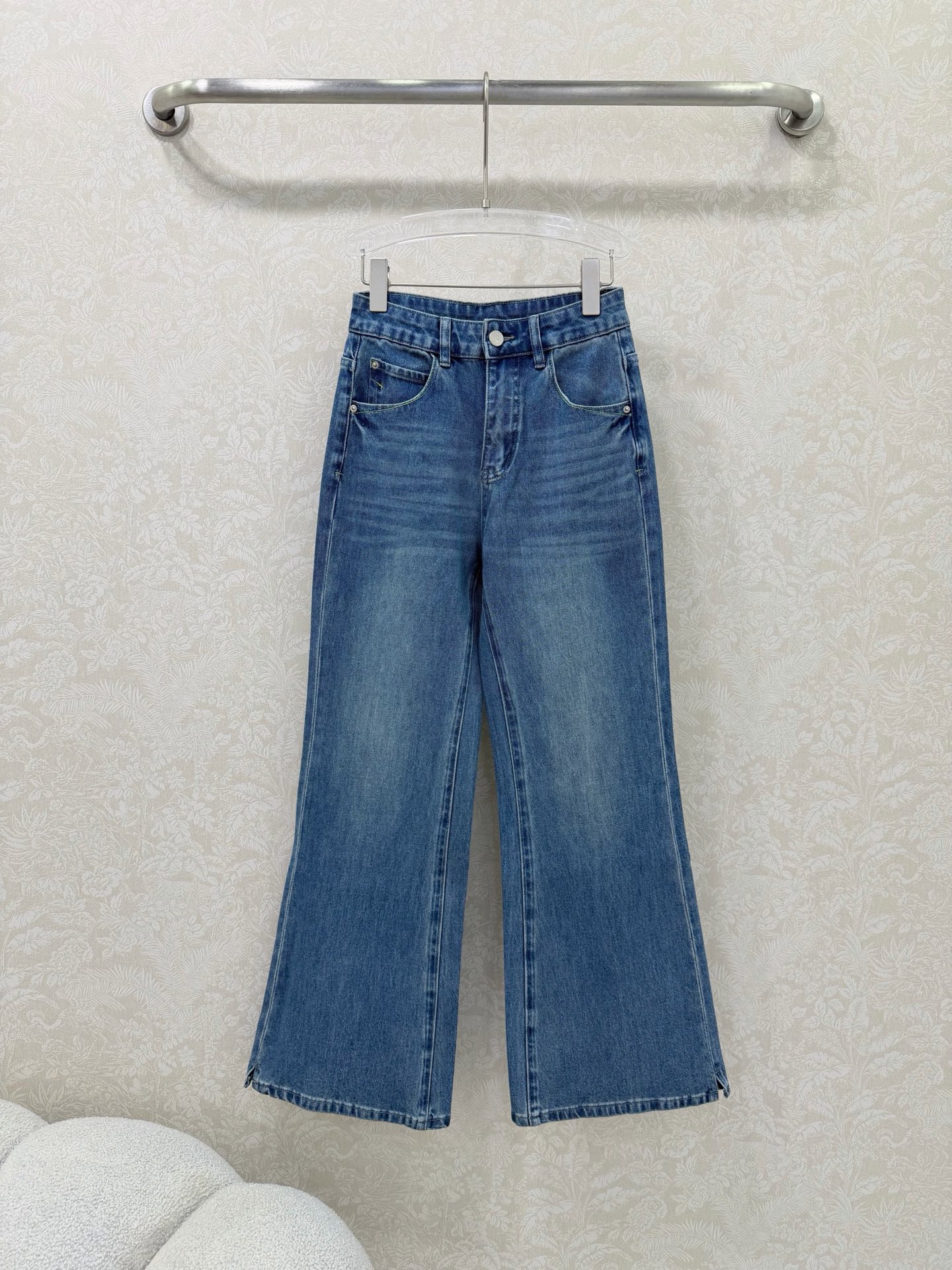 NO:744613,loew*26 new high-waisted bootcut jeans  Retro-style high-waisted bootcut jeans, with both a slim fit and detailed design, are a versatile classic item for everyday use. The waist design + bootcut pants naturally spread out from the knees, effectively modifying imperfect leg shapes such as O-shaped legs and X-shaped legs, and visually elongating them.  The proportions of the legs make you appear taller and slimmer; the slit design on the side of the trousers increases agility and breathing, making walking more elegant. The whiskers are washed with natural texture, showing a retro and distressed texture; the back waist is equipped with a brand leather label, which enhances the light luxury texture and recognition.  Single color code 5 26.27.28.29.30 R, Loewe-clothing, loewe, loewe, jeans,19860909loew*26新款高腰微喇牛仔裤 复古风高腰微喇牛仔裤,兼具显瘦版型与细节设计,是日常百搭的经典单品.腰设计+微喇裤型,从膝盖处自然散开,有效修饰O型腿、X型腿等不完美腿型,视觉上拉长腿部比例,显高又显瘦；裤脚侧开叉设计,增加灵动性与呼吸感,走路更飘逸.猫须水洗纹理自然,呈现复古做旧质感；后腰配有品牌皮质标签,提升轻奢质感与辨识度. 单色5码26.27.28.29.30 R,罗意威-服装,loewe,loewe,jeans,,Women's clothing