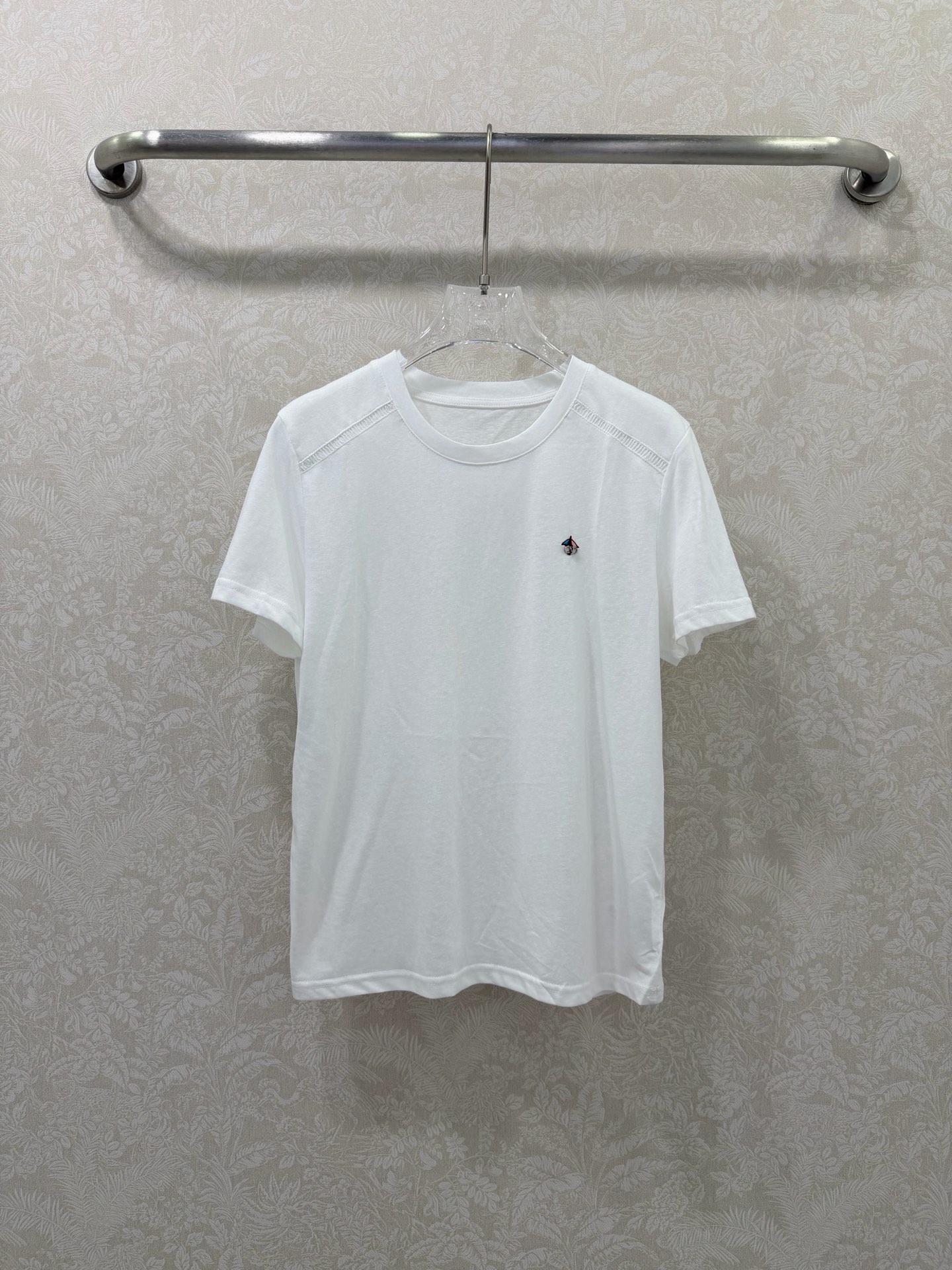 NO:744670,DIO*26 new pure white short-sleeved T-shirt with small logo embroidery. Pure white base + exquisite small embroidery logo on the left chest. It is low-key and elegant, full of details. No unnecessary decoration, clean and refreshing vision. It is a versatile basic style that must be worn in the wardrobe.  The left chest is embellished with a small colorful embroidery logo, which has rich color levels, is low-key and unobtrusive, and enhances the overall sophistication; the shoulders use special stitching technology to reinforce and increase the sense of design. Monochrome 3-code SMLR, Dior-clothing, dior, dior, T-shirt, tees, t-shirt,19860909DIO*26新款小标刺绣纯净白色短袖T恤 纯净白基底+左胸精致小刺绣标,低调显贵,细节拉满 无多余装饰,视觉干净清爽,是衣橱必备的百搭基础款 左胸位置点缀彩色小刺绣标,色彩层次丰富,低调不张扬,提升整体精致度；肩部采用特殊缝线工艺,加固同时增加设计感.单色3码SMLR,迪奥-服装,dior,dior,T-shirt,tees，t-shirt,,Women's clothing