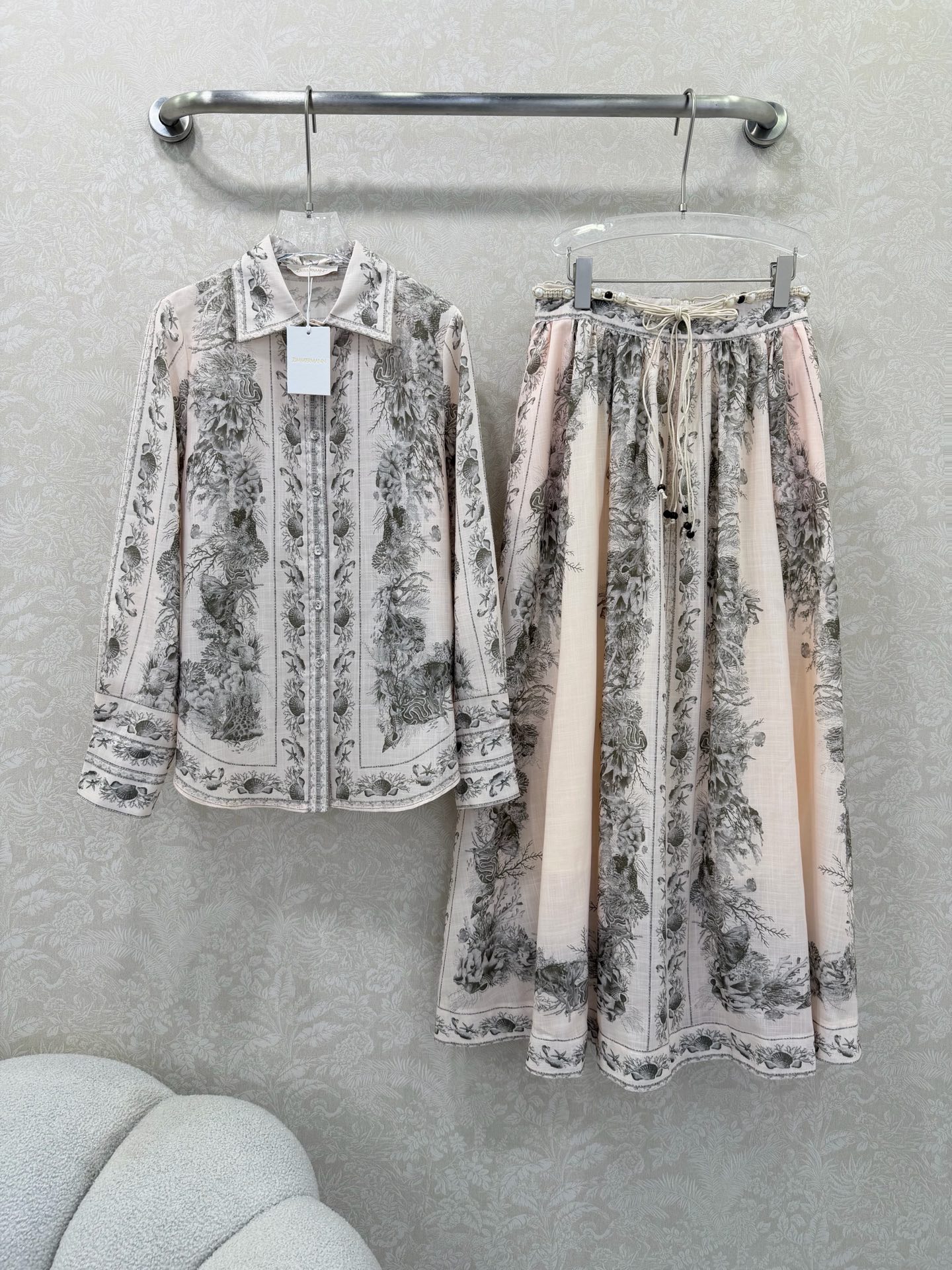 NO:744660,New green Zimmerman*/Zimmerman 26 new pure cotton suit skirt. Front-breasted lapel top and skirt. Blue and white porcelain ink positioning flower print. Made of customized pure cotton fabric. The upper body is designed with a button placket. It is matched with a floral pattern decorated with ink positioning. The skirt is customized with pearl waist. It is paired with a loose wide skirt cut to show a sense of vitality and fashion. Monochrome size 4 SMLXL, Zimmerman-clothing, skirts,19860909新出绿色Zimmerman*兹/默曼26新款纯棉套装裙 翻领前排扣上衣半裙 青花瓷水墨定位花印花 选用定制纯棉面料制成,上身采用纽扣门襟设计 搭配饰有水墨定位的花卉图案,半裙定制珍珠腰间 搭配宽松的阔裙摆剪裁,展现活力时尚感 单色4码SMLXL,兹默曼-服装,skirts,,Women's clothing