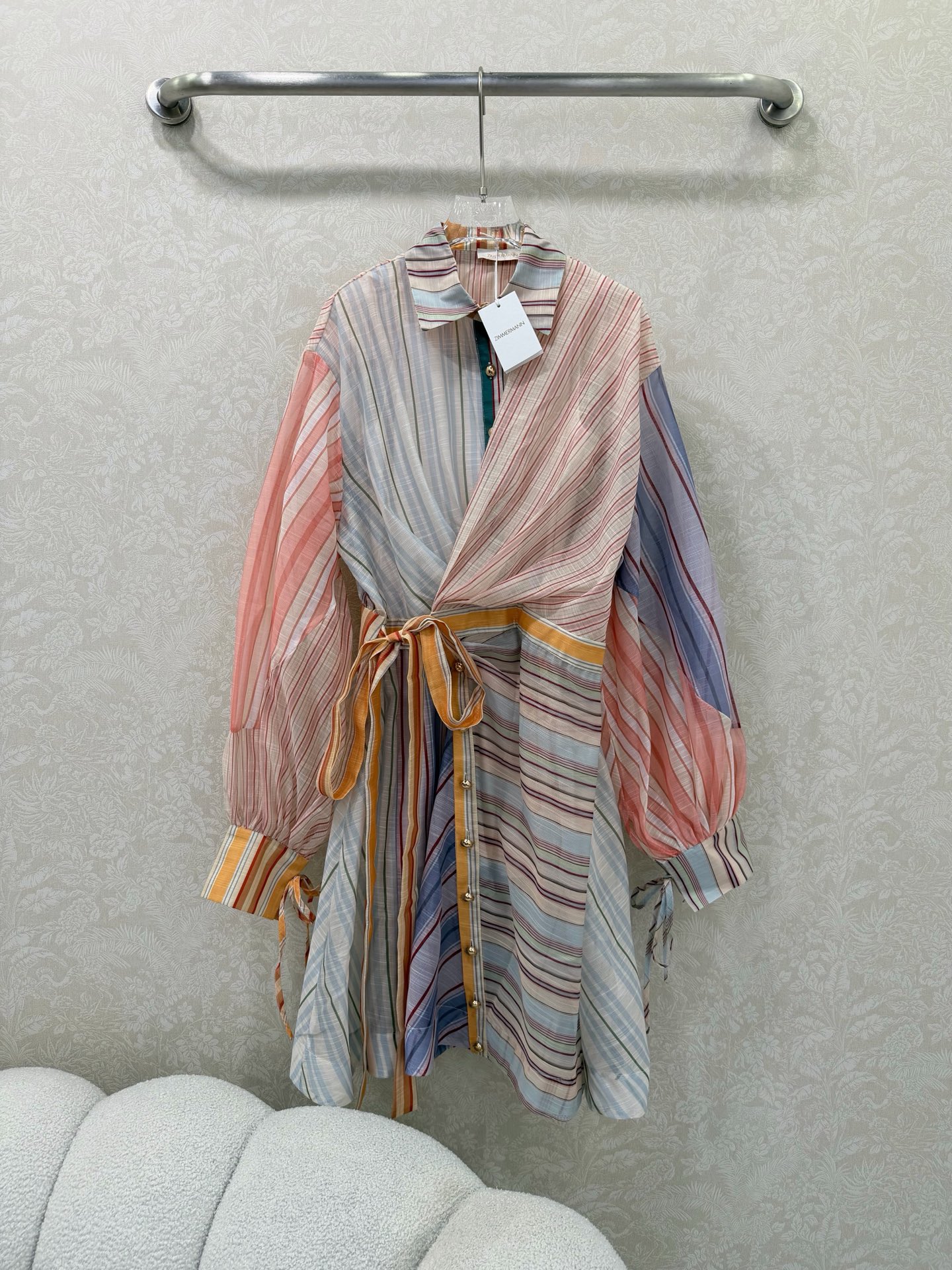 NO:744668,Zimmerman*/Zimmerman 26 new styles are available at the same time. Lapel striped long sleeves. Short dress. Lapel and lantern sleeve design. Front sloping belt waist design. Customized hardware. Super eye-catching. The cuffs are tightened into puff sleeves. Original fabric color belt is delivered. Paired with suspenders to prevent leakage. The skirt is oversized and spliced with contrasting colors. The materials are full of sincerity. Super invincible fairy style. Heavy work details, perfect replica of the counter style.  Full of high-end feel, the fit is super correct, and you can wear it casually to show your temperament. 1 color and 4 sizes SMLXLB, Zimmerman-clothing, skirts,19860909Zimmerman*兹/默曼 26新款同步上新啦 翻领条纹长袖 短款连衣裙 翻领和灯笼袖设计 前襟斜垮腰带收腰设计 定制五金 超吸睛让人眼前一亮 袖口收紧变成泡泡袖 配送本布色系腰带 搭配吊带防走光 裙身超大摆拼接撞色用料诚意满满 超无敌仙女款 重工细节,完美复刻专柜款 高级感满满,版型超正 随意一搭都显气质 1色4码SMLXLB,兹默曼-服装,skirts,,Women's clothing