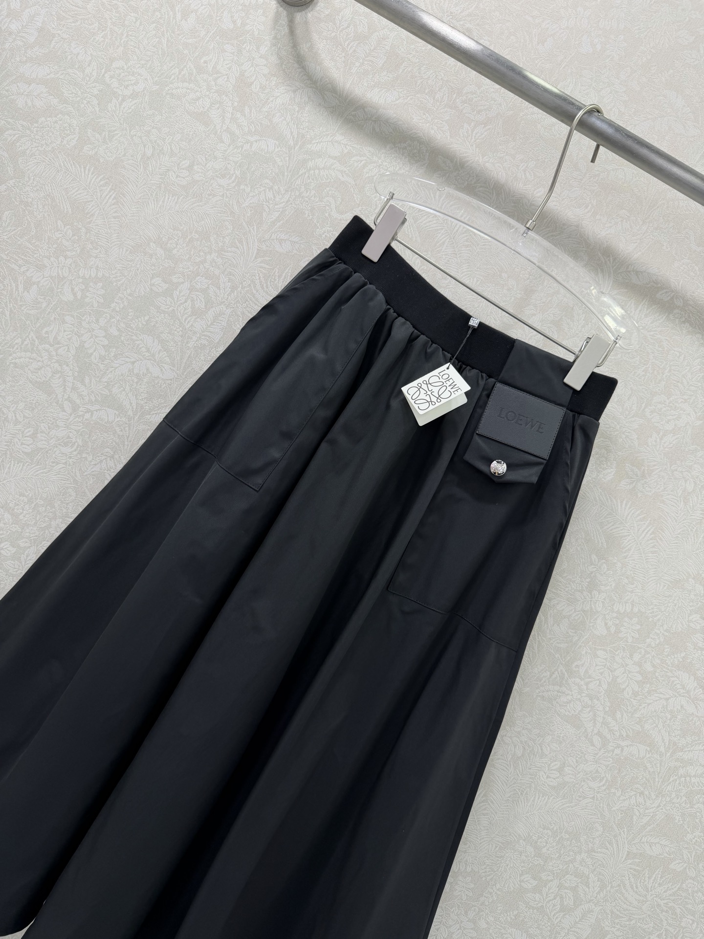 🔥🔥LOEW*26新款半裙伞裙 侧边皮标口袋+金属扣细节，低调又显贵，氛围感直接拉满💫伞状大摆藏肉又显瘦