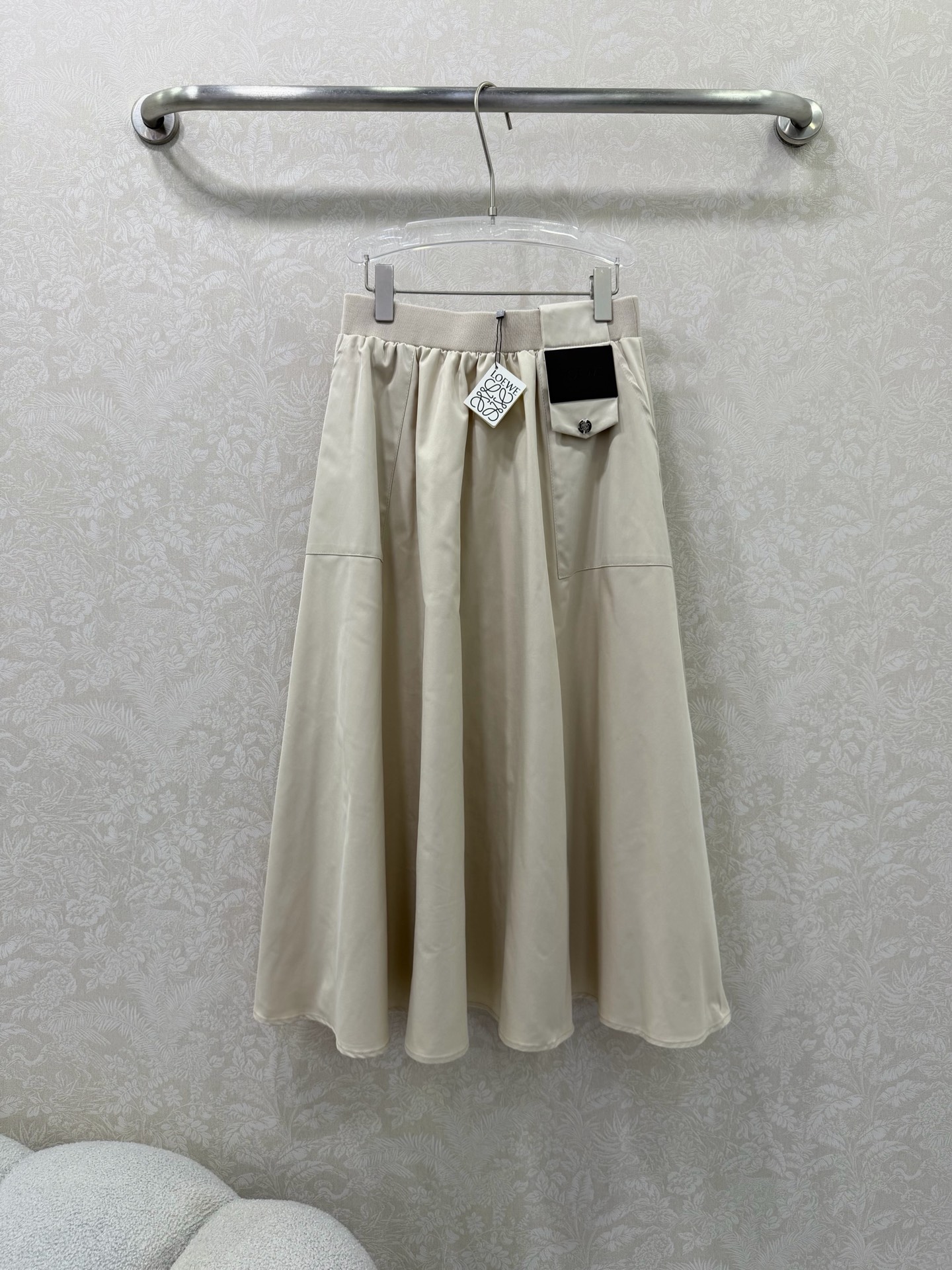 NO:754857,LOEW*26 new skirt and umbrella skirt, side leather pockets + metal buckle details, low-key and elegant, the atmosphere directly fills the umbrella-shaped large hem, hiding the flesh and making you look slimmer, pear-shaped/slightly fat sisters close their eyes and rush!  The apricot color is gentle to the core, and the black is classic and cool. I love both styles~ The elastic waist design is very tolerant to the body shape, and it doesn’t tighten the belly even if you sit for a long time~ This elastic waist skirt is perfect for lazy people!  Comfort and beauty coexist, 2 colors and 4 codes SMLXLB, Loewe-clothing, loewe, loewe, skirts,19860909LOEW*26新款半裙伞裙 侧边皮标口袋+金属扣细节,低调又显贵,氛围感直接拉满伞状大摆藏肉又显瘦,梨形/微胖姐妹闭眼冲！米杏色温柔到骨子里,黑色经典又酷飒,两种风格都好爱～松紧腰头设计,对身材包容度拉满,久坐也不勒肚子～这条松紧腰半裙太懂懒人了！舒适与美貌并存2色4码SMLXLB,罗意威-服装,loewe,loewe,skirts,,Women's clothing