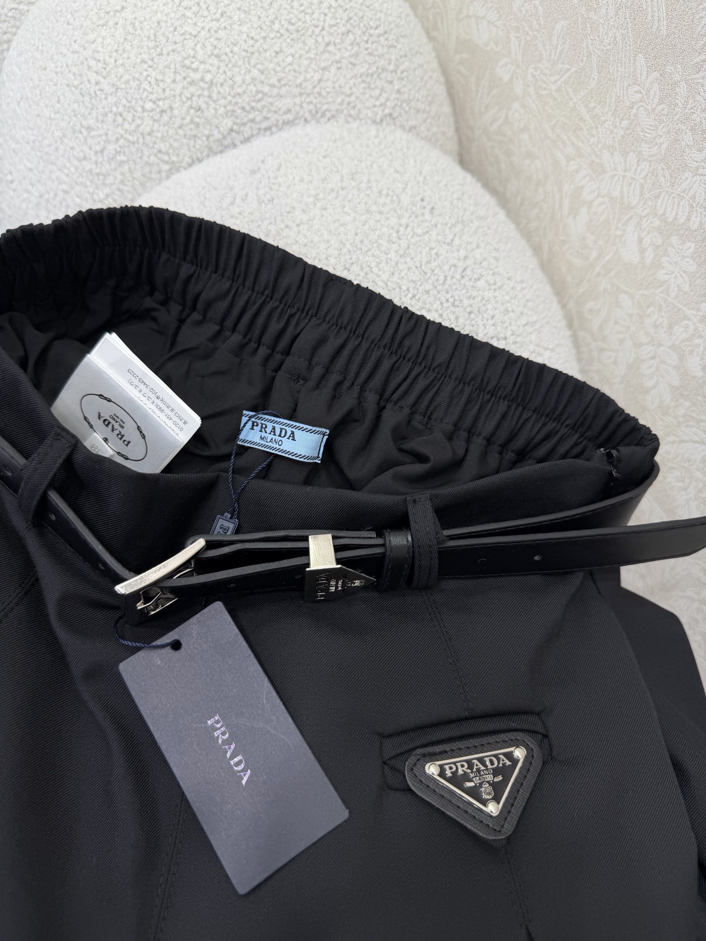 🔥🔥Prad*26新款三角标半身裙 P家把“高级感”焊在身上了！通勤党闭眼入✨定制皮带+三角徽标细节，一