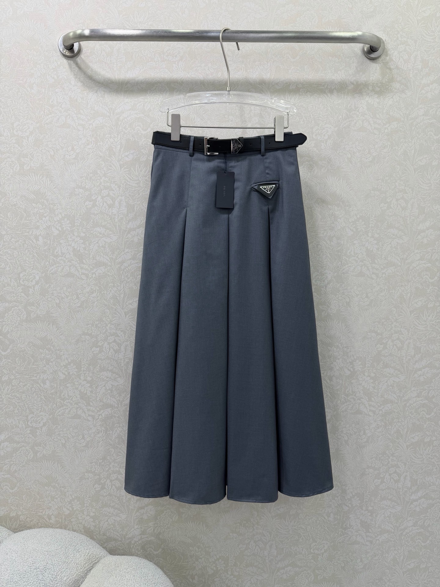 NO:754864,Prad*26 new triangle logo skirt P family has welded the 'high-end sense' on the body!  For commuters, close your eyes and put on the customized belt + triangle logo details. It looks noble at first glance, and it has a workplace atmosphere. The A-line large skirt hides body and makes you look slim. Sisters with pear-shaped figures are ecstatic!  The high-end gray is gentle and intellectual, while the classic black is cool and capable. I want to wear both colors. The fabric is stiff and anti-wrinkle, and it won’t wrinkle even if you sit for a long time. It’s good news for commuters!  It looks great with shirts/suits, and you can easily achieve 'effortless fashion' 2 colors and 4 sizes SMLXLB, Prada-clothing, prada, prada, skirts, shirts, business suit,19860909Prad*26新款三角标半身裙 P家把“高级感”焊在身上了！通勤党闭眼入定制皮带+三角徽标细节,一眼显贵气,职场氛围感拉满A字大摆藏肉又显瘦,梨形身材姐妹狂喜！ 高级灰温柔知性,经典黑酷飒干练,两种颜色都想all in～面料挺括抗皱,久坐也不会皱巴巴,通勤党福音没错了！ 搭配衬衫/西装都超好看,轻松拿捏“毫不费力的时髦感”2色4码SMLXLB,普拉达-服装,prada,prada,skirts,shirts,business suit,,Women's clothing