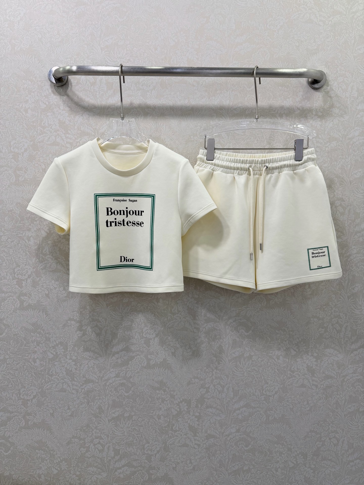 NO:754871,DIO*26 new letter short-sleeved suit, a classic basic casual suit with the highest daily street appearance. Soft and skin-friendly cotton material, short printed T-shirt + elastic waist shorts, elongating the waistline to show longer legs. Classic letter logo, simple and elegant. Summer lazy suit can be worn all summer!  Gentle and clean, the short T-shirt just exposes the waist, which makes little people happy. The fabric is so comfortable that you don’t want to take it off, and you can get it dressed in just 5 minutes when you go out!  2 colors and 3 codes SMLAW, Dior-clothing, dior, dior, shorts, T-shirt, tees, t-shirt,19860909DIO*26新款字母短袖套装 经典款基础款休闲套装,日常出街率最高.软糯亲肤的棉料,短款印花T恤+松紧腰短裤,拉长腰线显腿长.经典字母logo,简约大气不挑人.夏日懒人套装 能穿一整个夏天！ 温柔干净,短款T恤刚好露腰,小个子狂喜.面料舒服到不想脱,出门5分钟搞定穿搭！2色3码SMLAW,迪奥-服装,dior,dior,shorts,T-shirt,tees，t-shirt,,Women's clothing