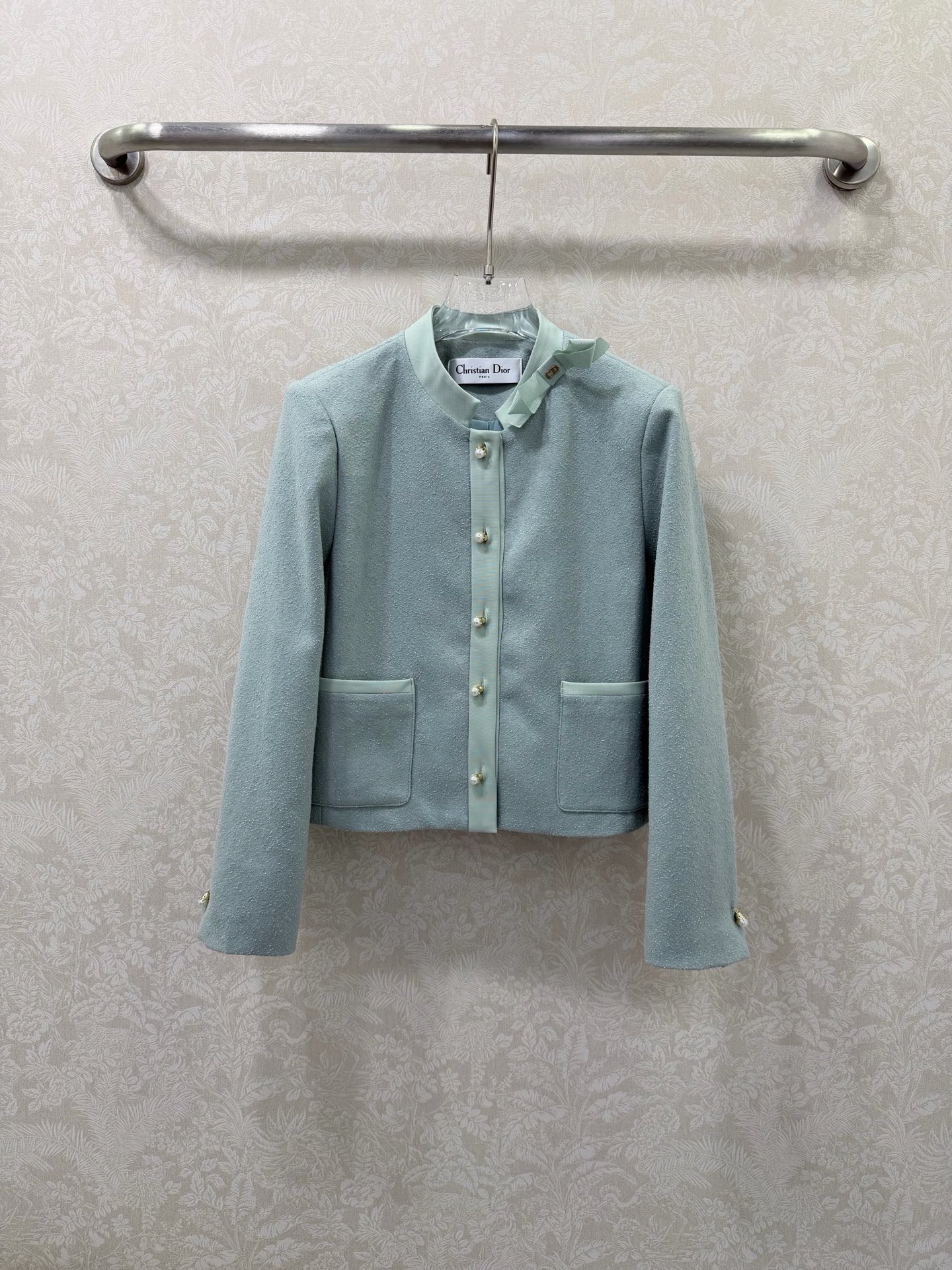 NO:754879,DIO*26 new style short coat with bow tie at neckline. Stunning small coat in Morandi color. Color-blocked placket + pearl gold buckle, full of sophistication. The short version elongates the proportion, even a small person can wear long legs. Pair it with a skirt and you will look like a socialite. If you pair it with pants, you will look like a professional elite. Close your eyes and rush!  Monochrome size 3 SMLX, Dior-clothing, dior, dior, skirts, jackets & coats,19860909DIO*26新款领口蝴蝶结短款外套 绝美莫兰迪色系小外套 拼色门襟+珍珠金扣,精致感拉满 短款版型拉长比例,小个子也能穿出大长腿 搭配半裙是名媛,配裤子是职场精英,闭眼冲！单色3码SMLX,迪奥-服装,dior,dior,skirts,jackets & coats,,Women's clothing