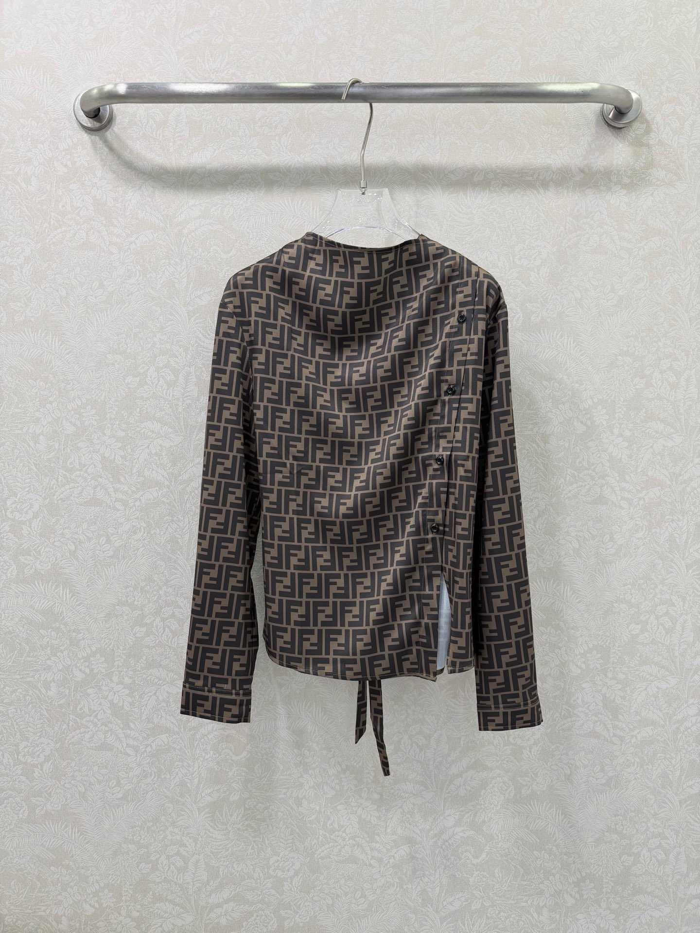 NO:754885,FEND*26 New Presbyopic Shirts and Tops Wear “old money style” on your body!  This FF presbyopic shirt is so noble. It is fully printed with FF classic patterns, making it instantly recognizable. It is retro and luxurious, collarless + side laces, casual and lazy, full of atmosphere. The waist-cinching laces at the back + classic collar style are intellectual and capable, and can be worn in the workplace. The fabric is smooth and shiny, and has a great drape. It looks good with any outfit!  Whether it is paired with a skirt or jeans, you can easily achieve 'effortless fashion'. Old money style girls close their eyes and enter~Single color size 3 SMLX, Fendi-clothing, fendi, fendi, skirts, jeans, shirts,19860909FEND*26新款老花衬衣上衣 把“老钱风”穿在身上！这件FF老花衬衫太显贵了 满印FF经典图案,一眼辨识度拉满,复古又轻奢无领+侧边系带,随性慵懒,氛围感拉满 后背收腰系带+经典领型,知性干练,职场也能穿 面料顺滑有光泽,垂坠感绝了,随便搭都好看！ 不管是配半裙还是牛仔裤,都能轻松拿捏“毫不费力的时髦感”,老钱风女孩闭眼入～单色3码SMLX,芬迪-服装,fendi,fendi,skirts,jeans,shirts,,Women's clothing