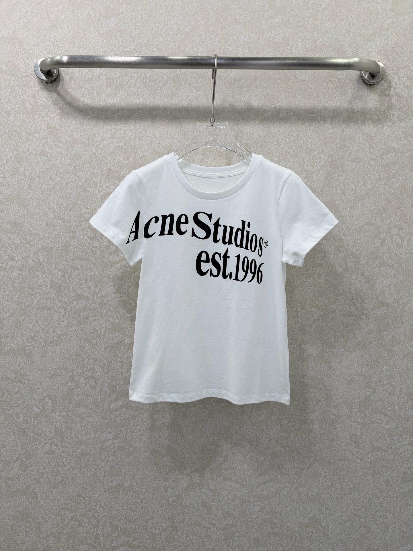NO:755244,ACNE 26 new short-sleeved T-shirt Who doesn’t have an Acne white T-shirt in their wardrobe?  This piece is really a versatile piece ~ The brand's iconic Acne Studio* est.1996 black letter print is printed on the chest, and the slanted font design is highly recognizable. It is the core embodiment of the brand's minimalist aesthetics, low-key and design. The high-count cotton fabric is soft, extremely comfortable on the upper body, breathable and not sweaty. It is completely stress-free to wear in summer ~ The classic round neck + short version, neat and slim, can be easily controlled by small people, and the waistline is exposed to make you look taller!  The slanted letter print on the chest is so recognizable, minimalist and high-end, not exaggerated at all, it looks good with any outfit. Monochrome size 3 SMLB, women's clothing, Acne studios, dior, T-shirt, tees, t-shirt,19860909ACNE 26新款短袖T恤 谁的衣柜里还没有一件Acne白T！这件真的是万年百搭款～胸前印有品牌标志性的Acne Studio* est.1996 黑色字母印花,字体倾斜设计极具辨识度,是品牌极简美学的核心体现,低调又有设计感. 高支棉面料软乎乎的,上身巨舒服,透气不闷汗,夏天穿完全无压力～ 经典圆领+短款版型,利落显瘦,小个子也能轻松驾驭,露出腰线更显高！ 胸前的倾斜字母印花太有辨识度了,极简又高级,完全不会浮夸,随便搭都好看单色3码SMLB,女装,acne studios,dior,T-shirt,tees，t-shirt,,Women's clothing
