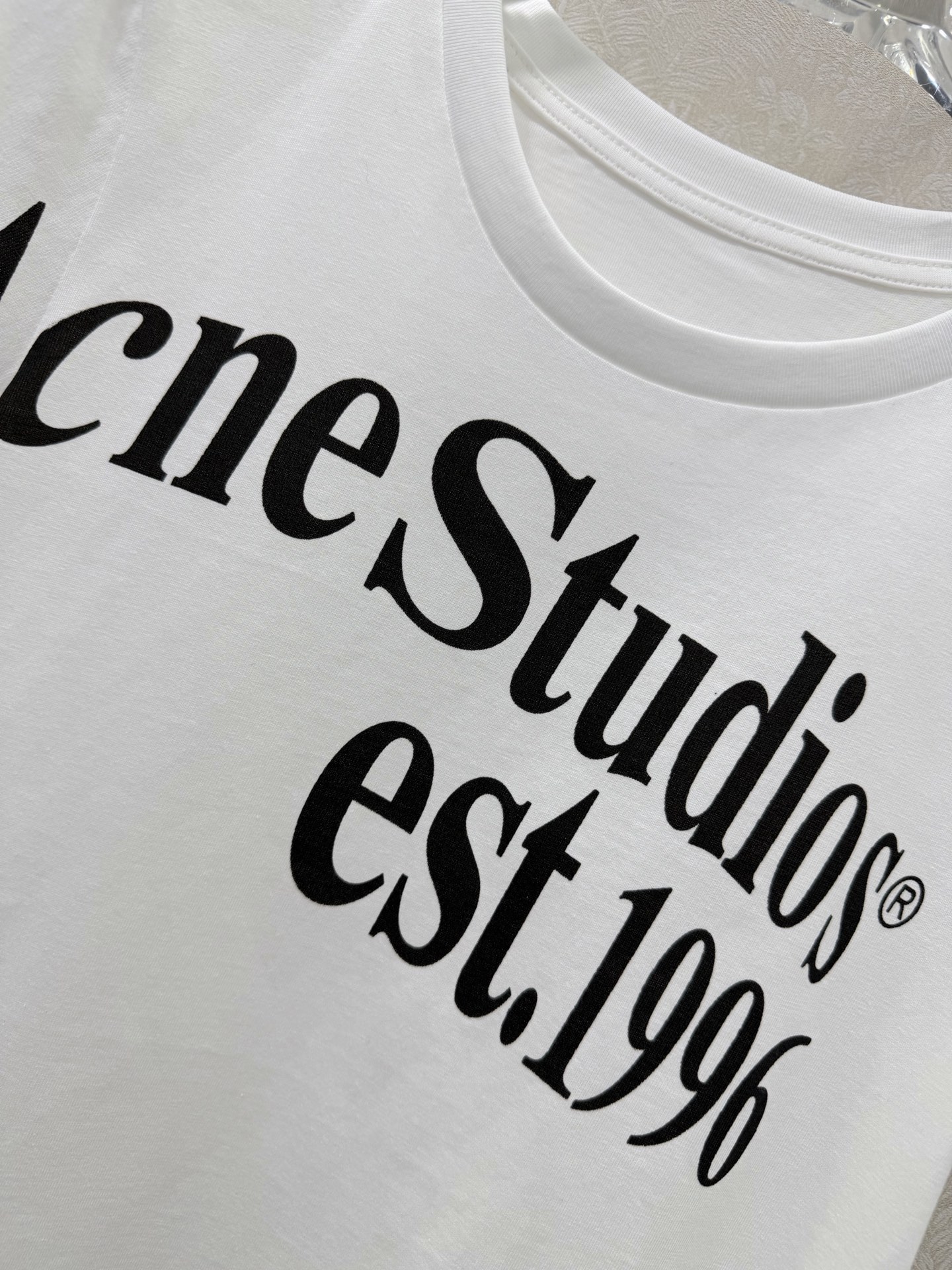 🔥🔥ACNE 26新款短袖T恤 谁的衣柜里还没有一件Acne白T！这件真的是万年百搭款～胸前印有品牌标志