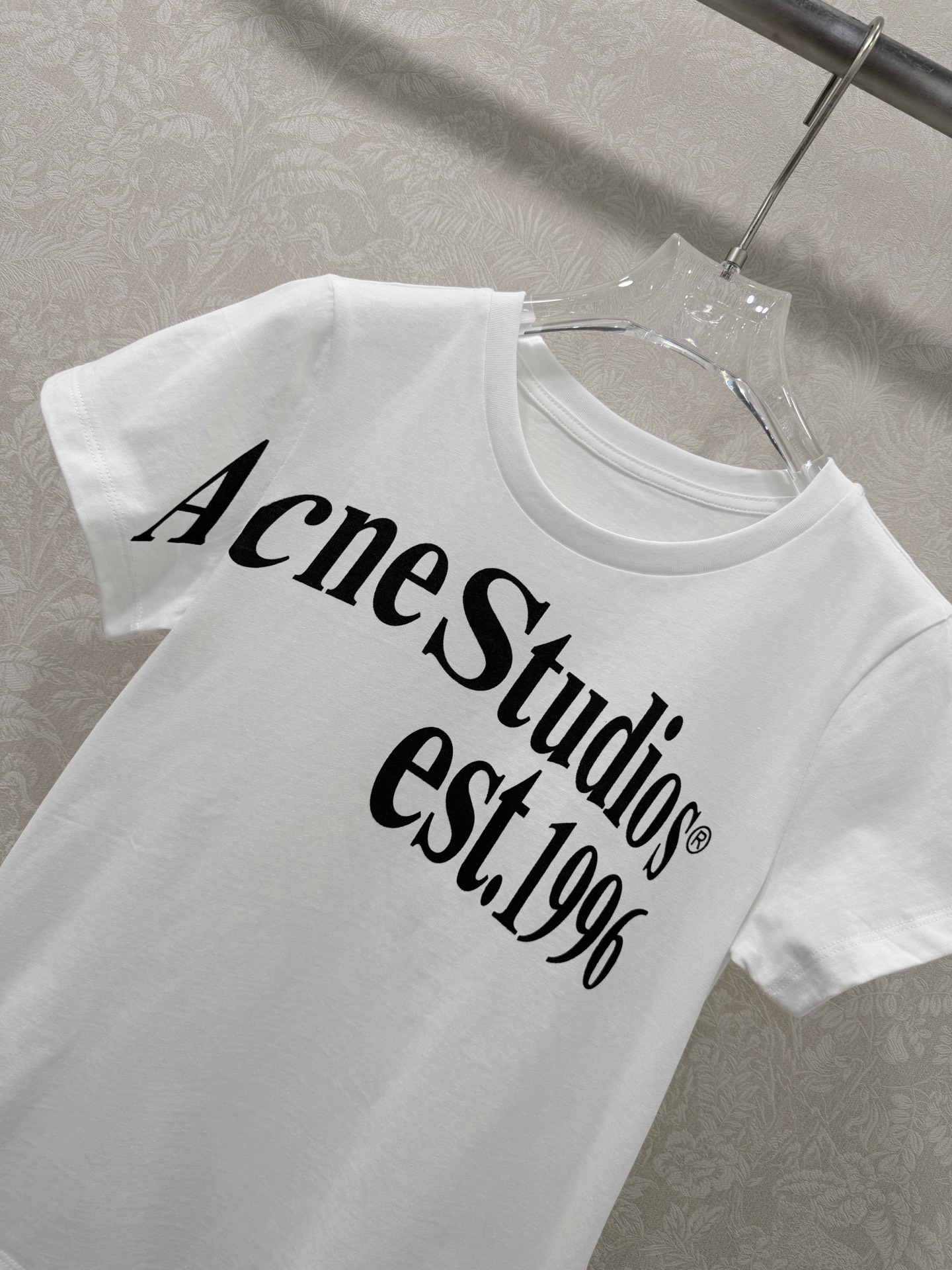 🔥🔥ACNE 26新款短袖T恤 谁的衣柜里还没有一件Acne白T！这件真的是万年百搭款～胸前印有品牌标志